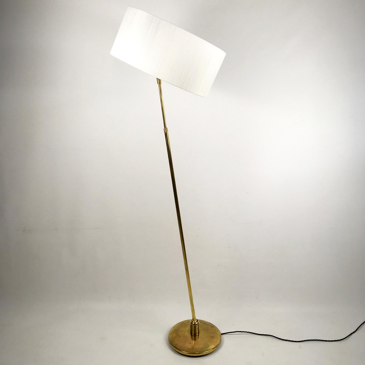 Lampadaire extensible et orientable en laiton de la Maison Lunel des années 1950 en vente 2