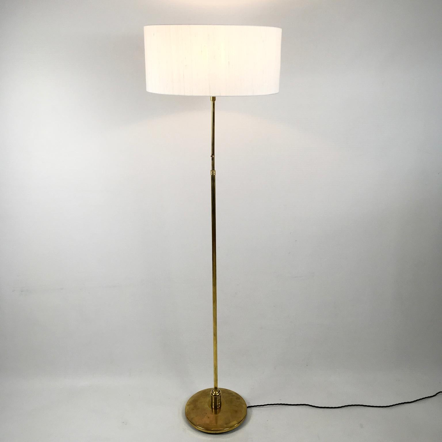 Lampadaire extensible et orientable en laiton de la Maison Lunel des années 1950 en vente 3