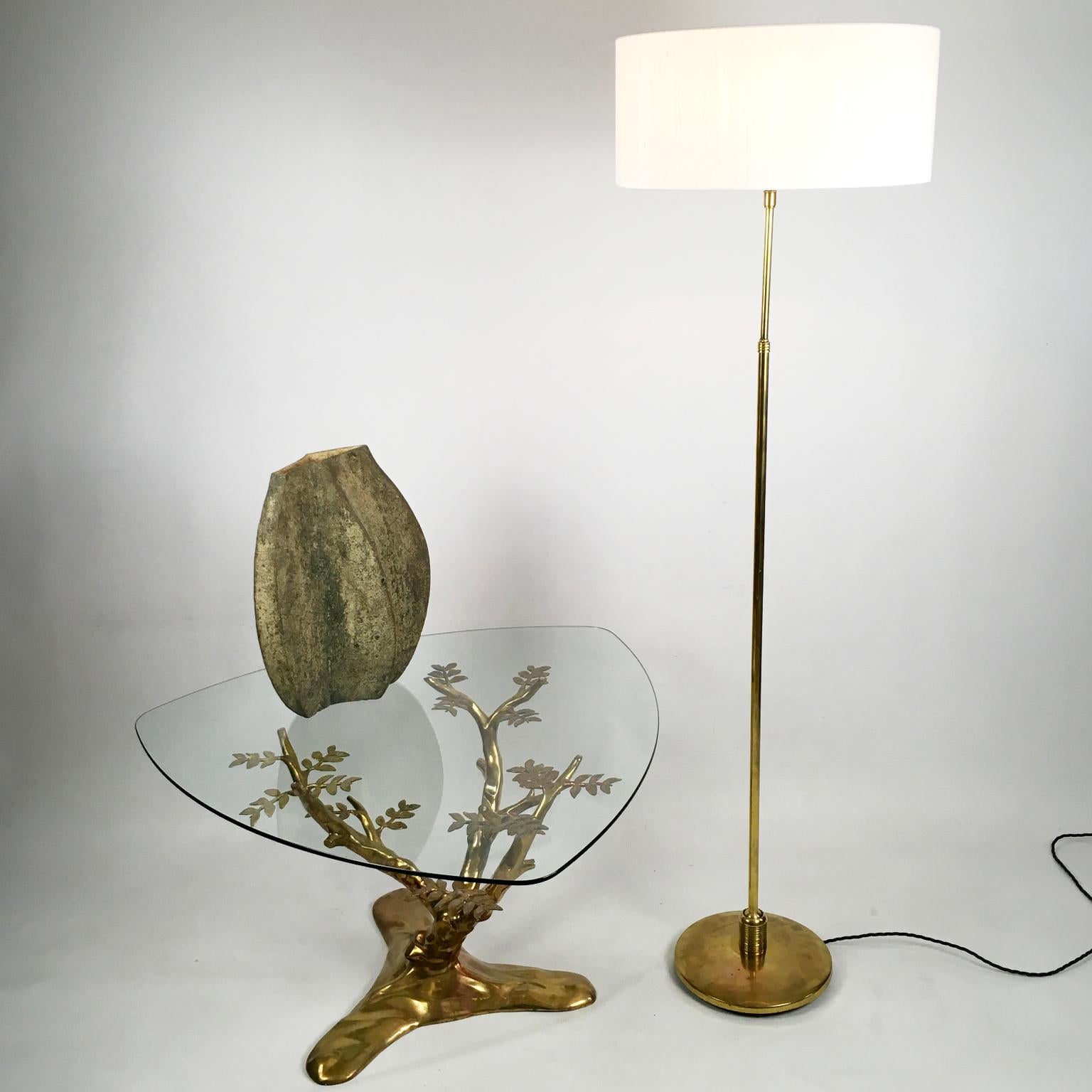 Lampadaire extensible et orientable en laiton de la Maison Lunel des années 1950 en vente 4