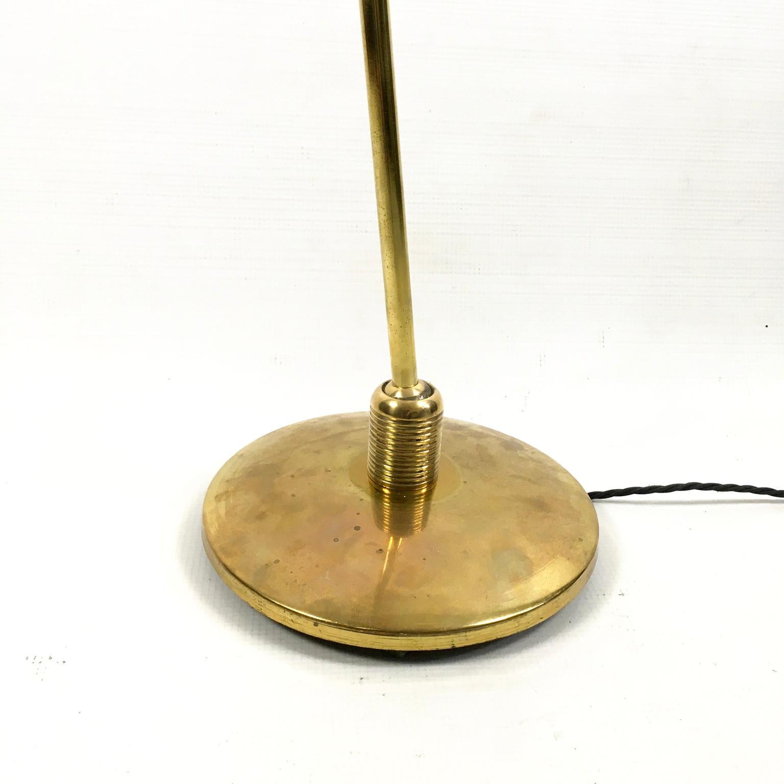 Lampadaire français en laiton des années 1950 par la Maison Lunel. Hauteur réglable grâce à la tige centrale. Orientable avec deux rotules, une sur la base et une plus petite sur la tête avec l'abat-jour.
Dimensions : 
-156cm à 198cm Hauteur avec