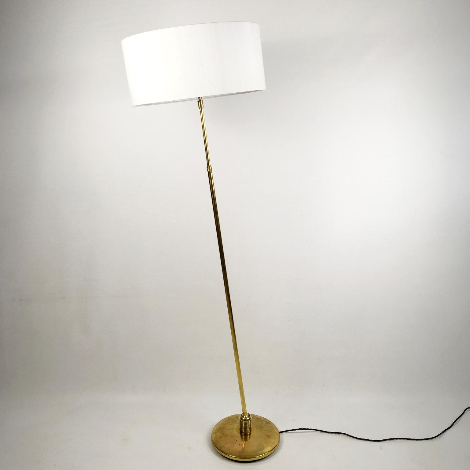 Mid-Century Modern Lampadaire extensible et orientable en laiton de la Maison Lunel des années 1950 en vente