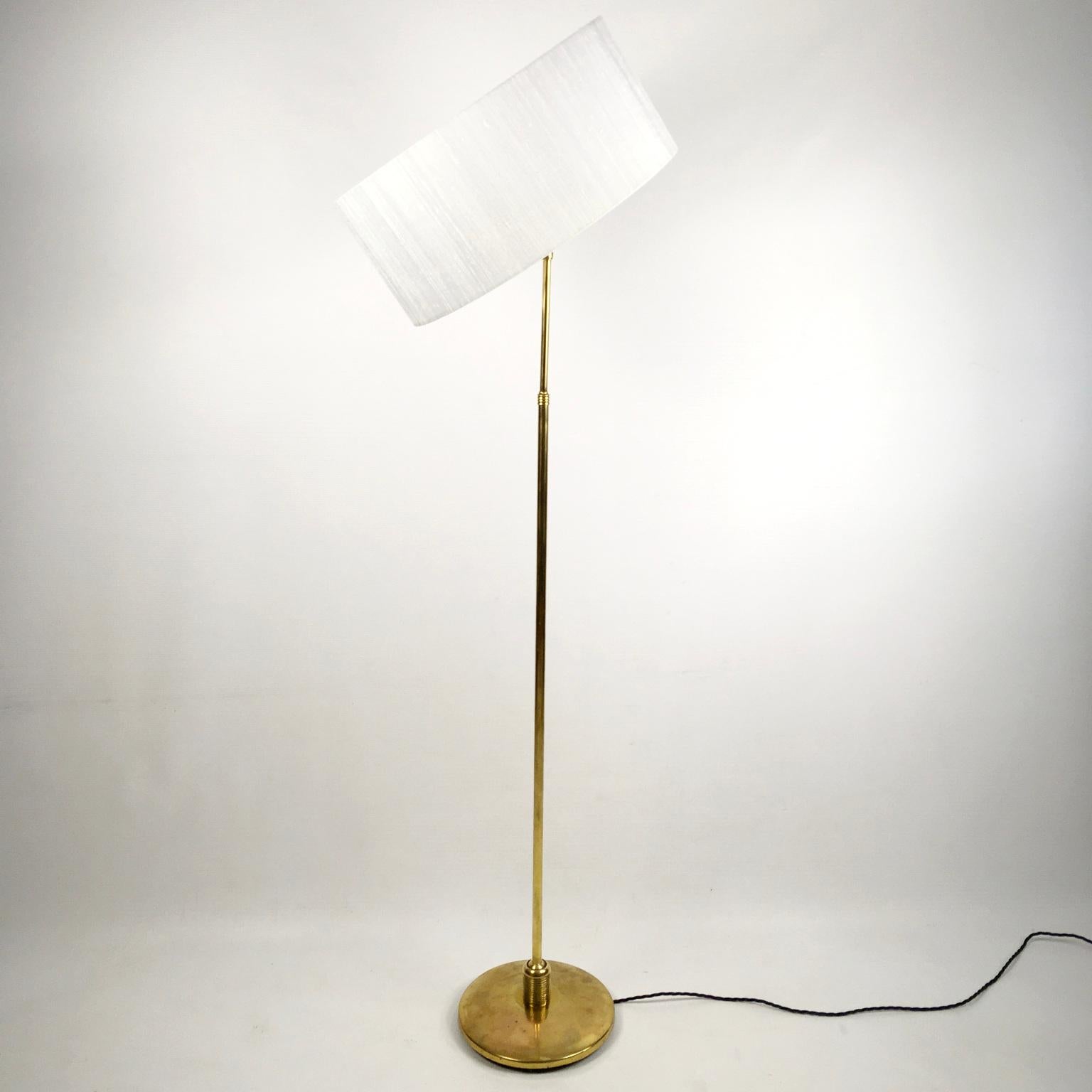 Français Lampadaire extensible et orientable en laiton de la Maison Lunel des années 1950 en vente