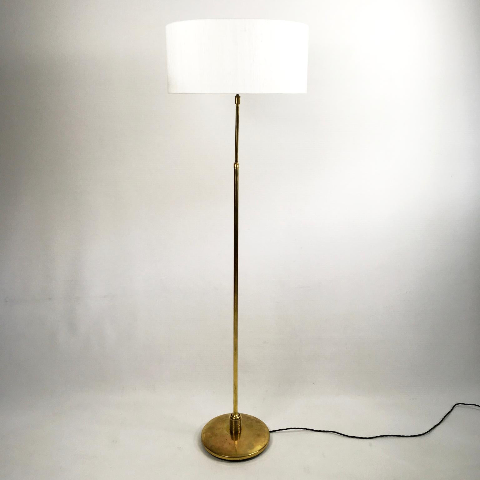 Ferronnerie Lampadaire extensible et orientable en laiton de la Maison Lunel des années 1950 en vente