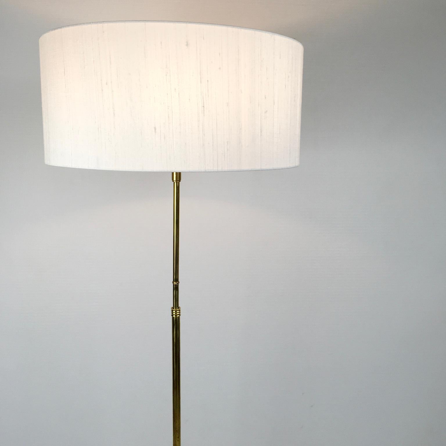 Lampadaire extensible et orientable en laiton de la Maison Lunel des années 1950 Bon état - En vente à London, GB