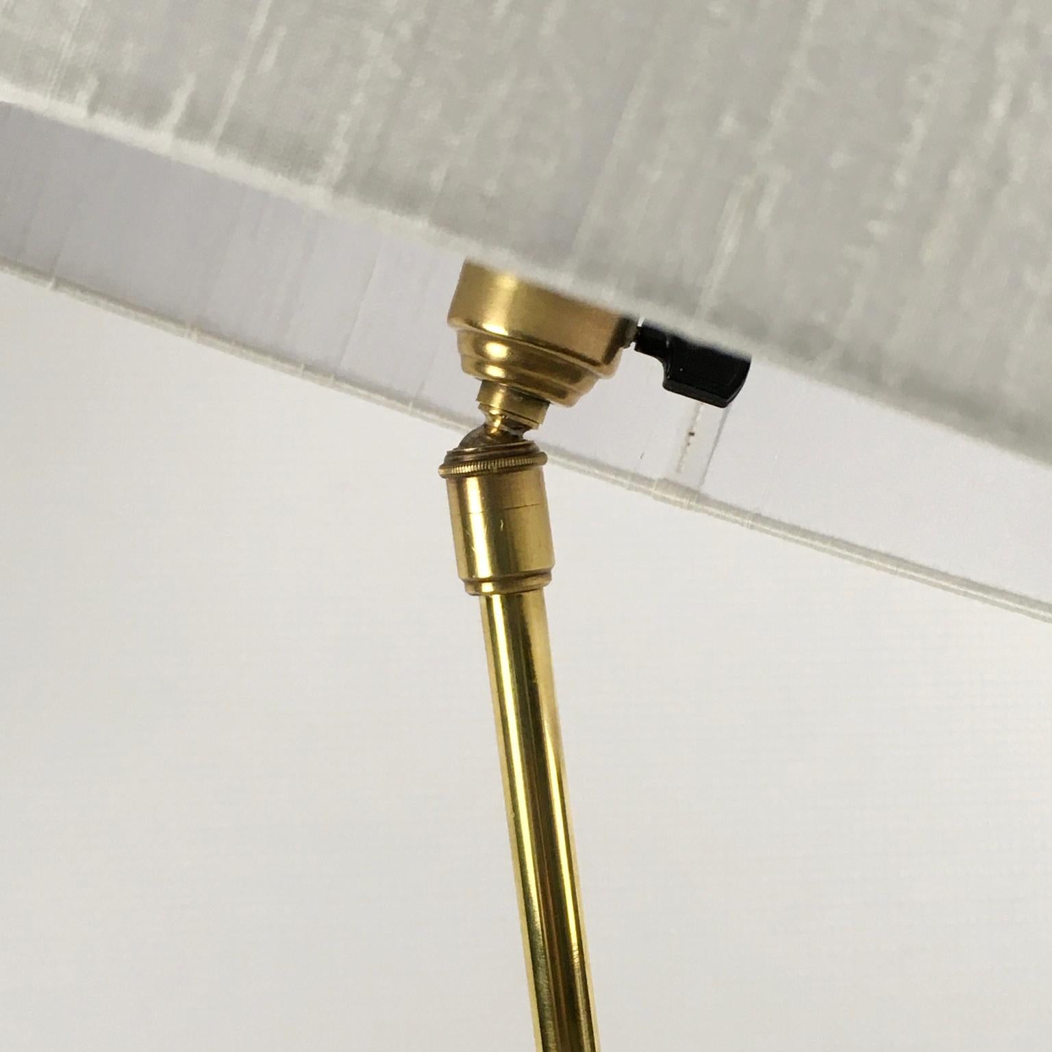 Milieu du XXe siècle Lampadaire extensible et orientable en laiton de la Maison Lunel des années 1950 en vente