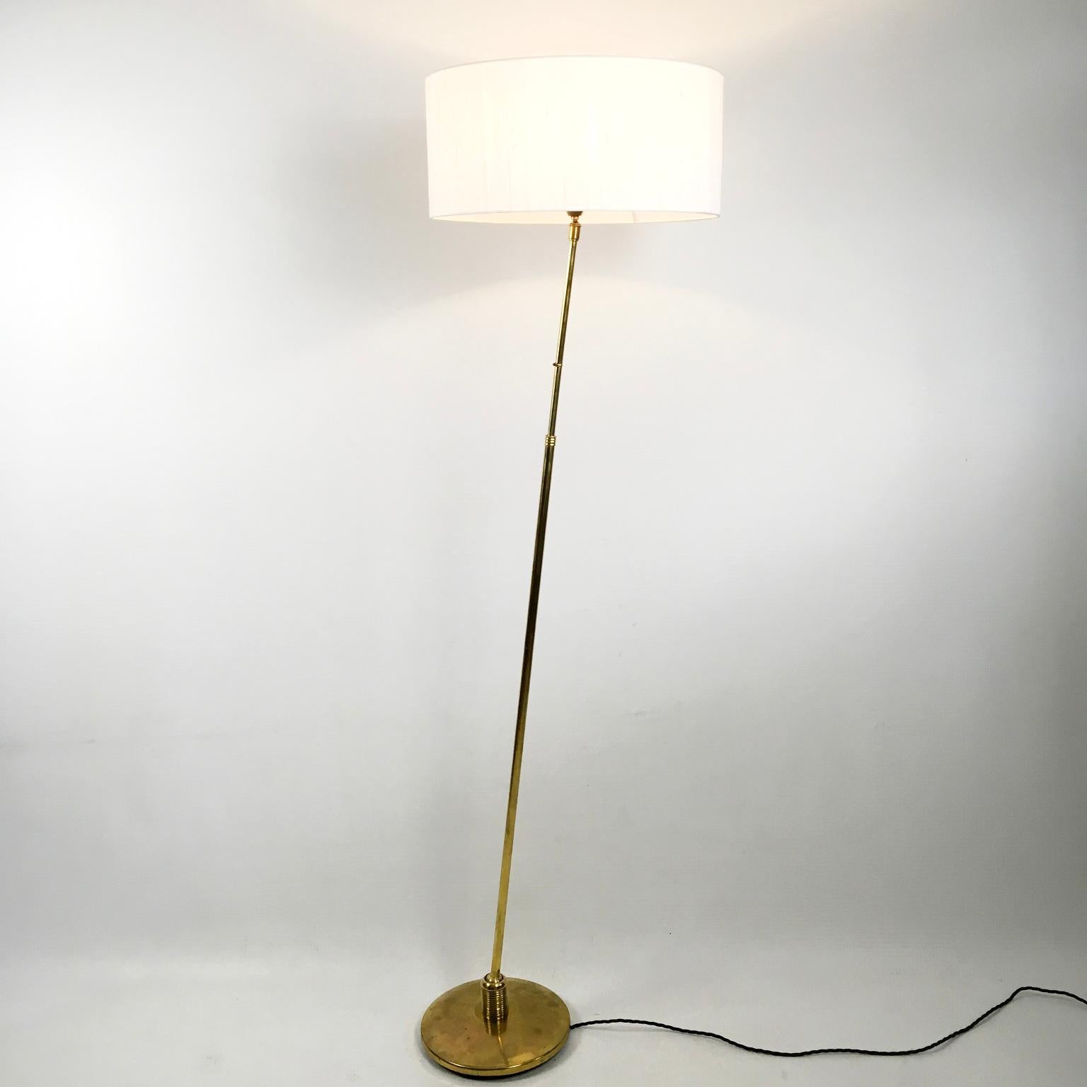 Laiton Lampadaire extensible et orientable en laiton de la Maison Lunel des années 1950 en vente