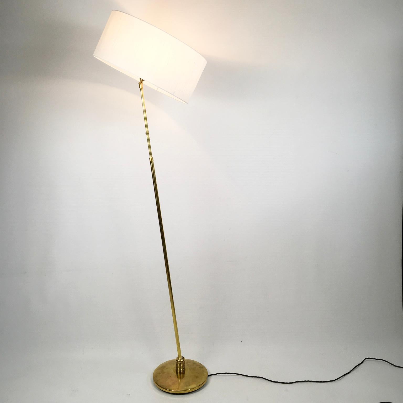 Lampadaire extensible et orientable en laiton de la Maison Lunel des années 1950 en vente 1