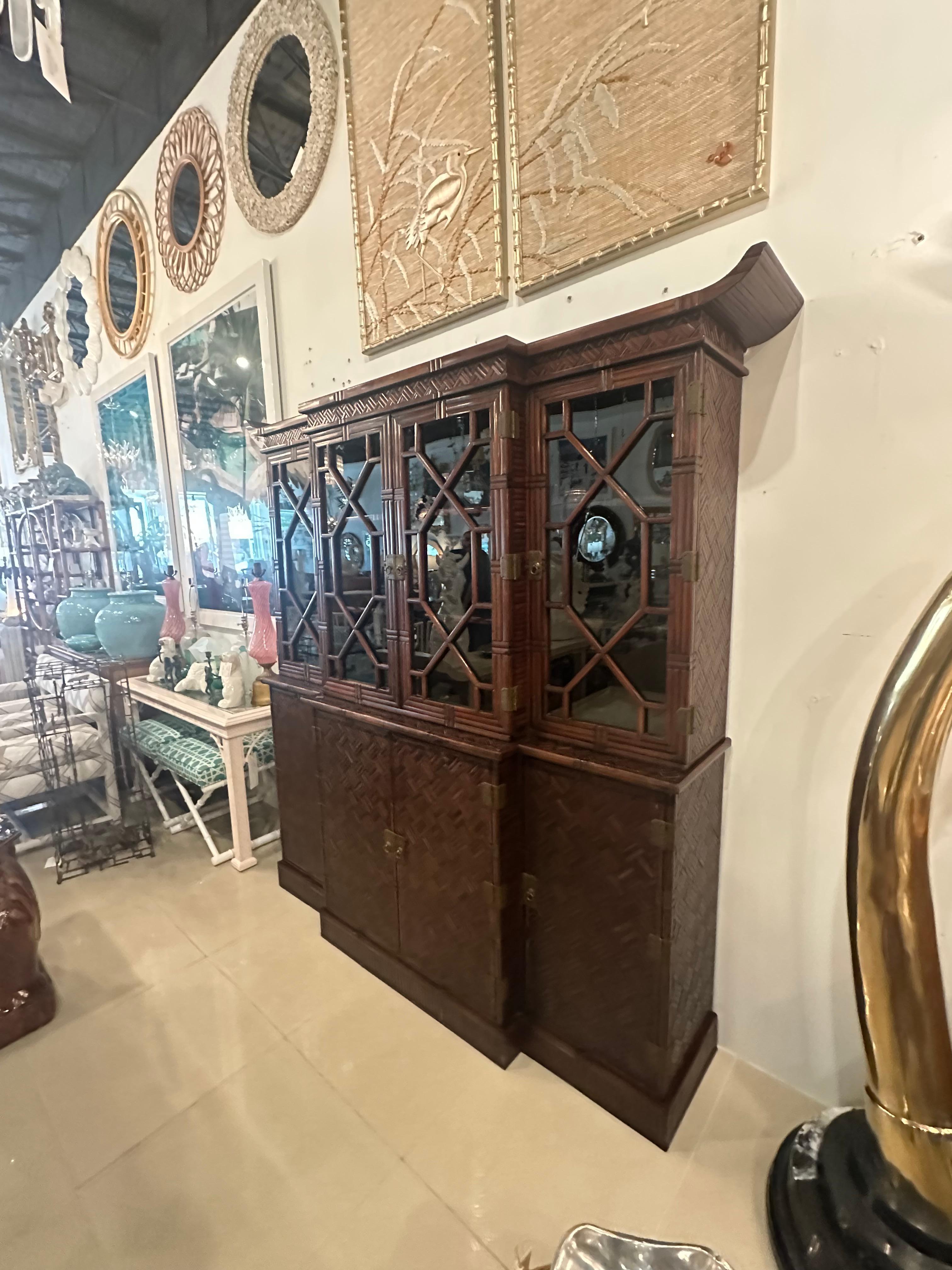 ¡Uno de los armarios más increíbles que he visto! Vitrina vintage de los años 50, de Maitland & Glascoe. Fabricado en Londres. Creo que se trata de madera de caoba, ya que gran parte de sus muebles eran de caoba. El mueble está tejido con toques de