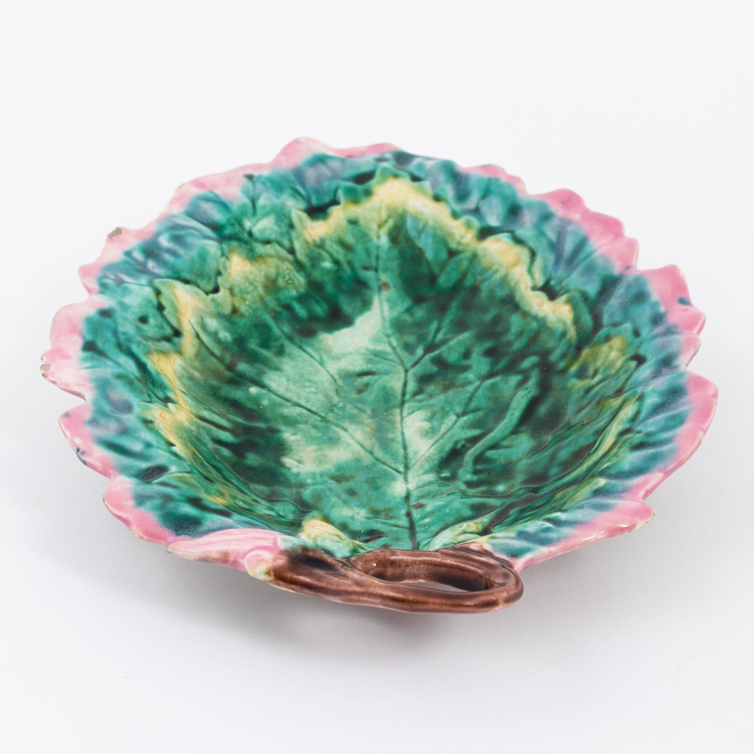 1950s Majolica Leaf Serving Dish In Good Condition In Stamford, CT