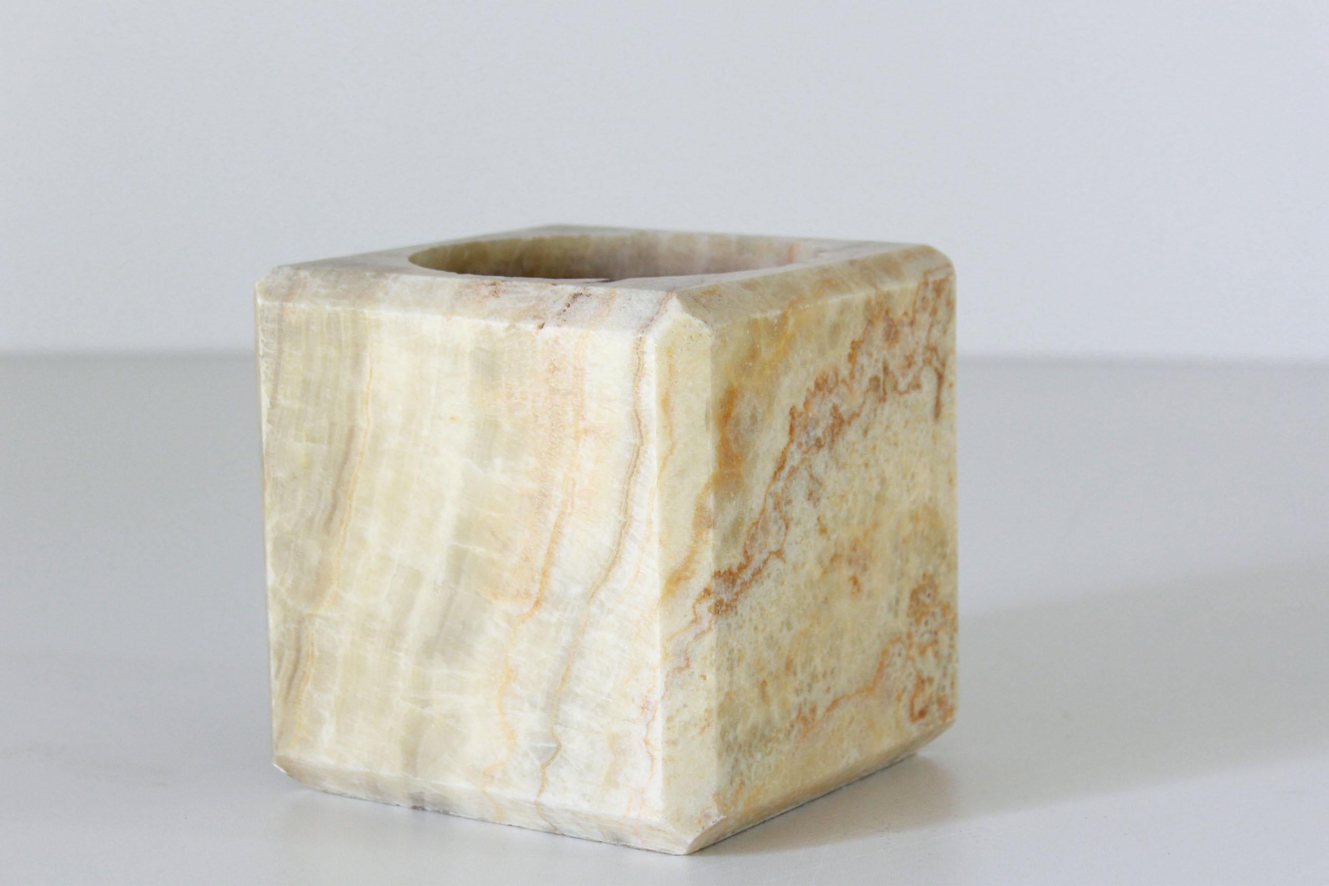 A 1950s vintage marble ashtray. Decorative object, the item has been created by using a single piece of marble. In very good conditions with some sign of time.