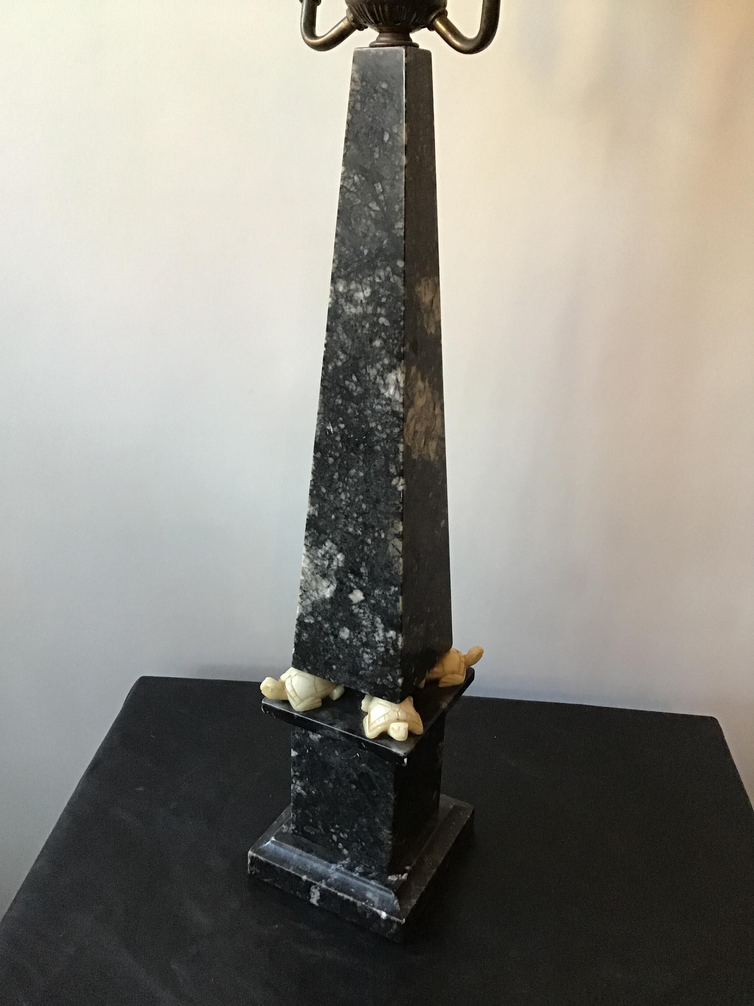 1950s Marble Obelisk Lamp with Jade Turtles For Sale 2