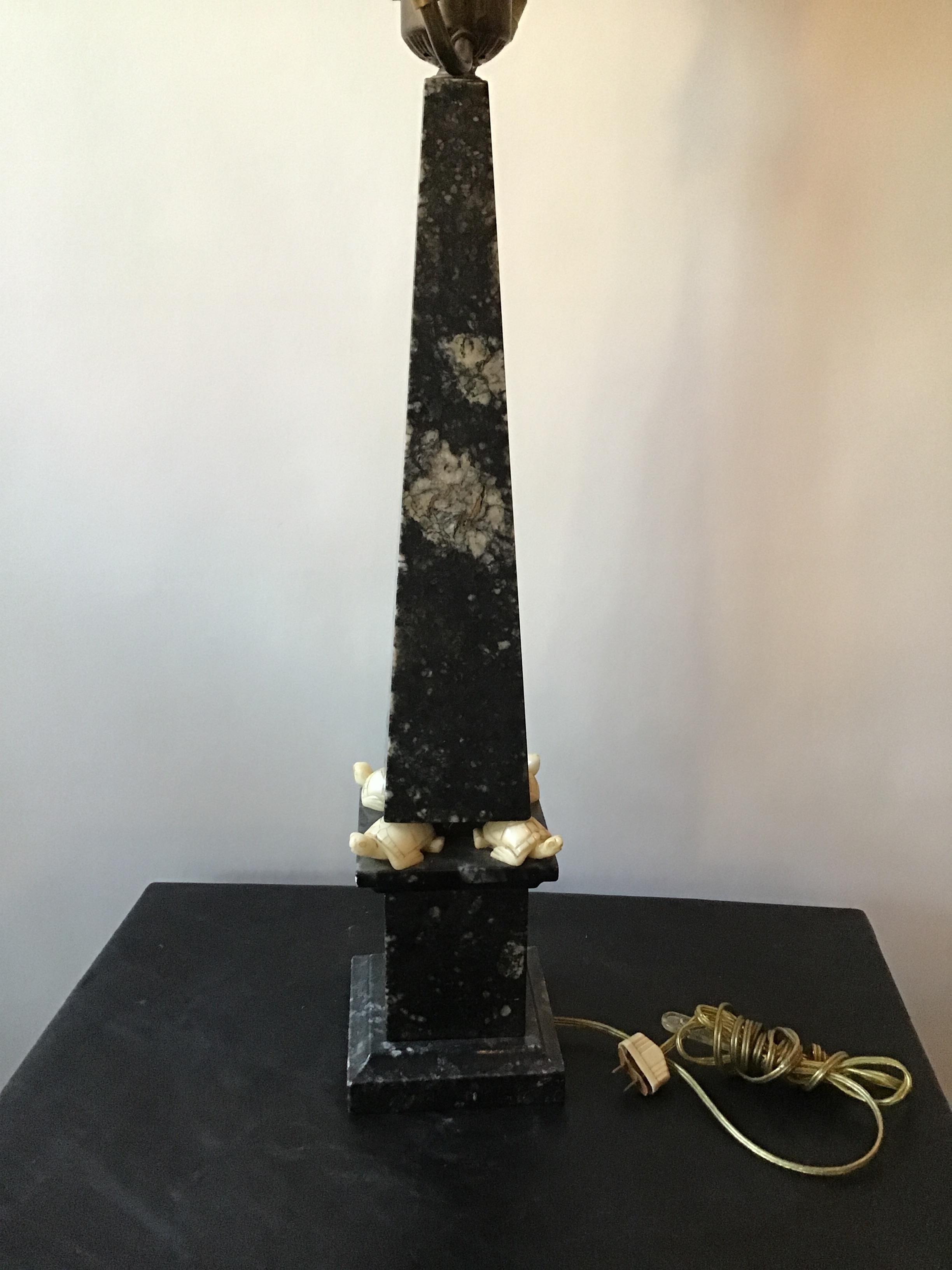 1950s Marble Obelisk Lamp with Jade Turtles For Sale 4