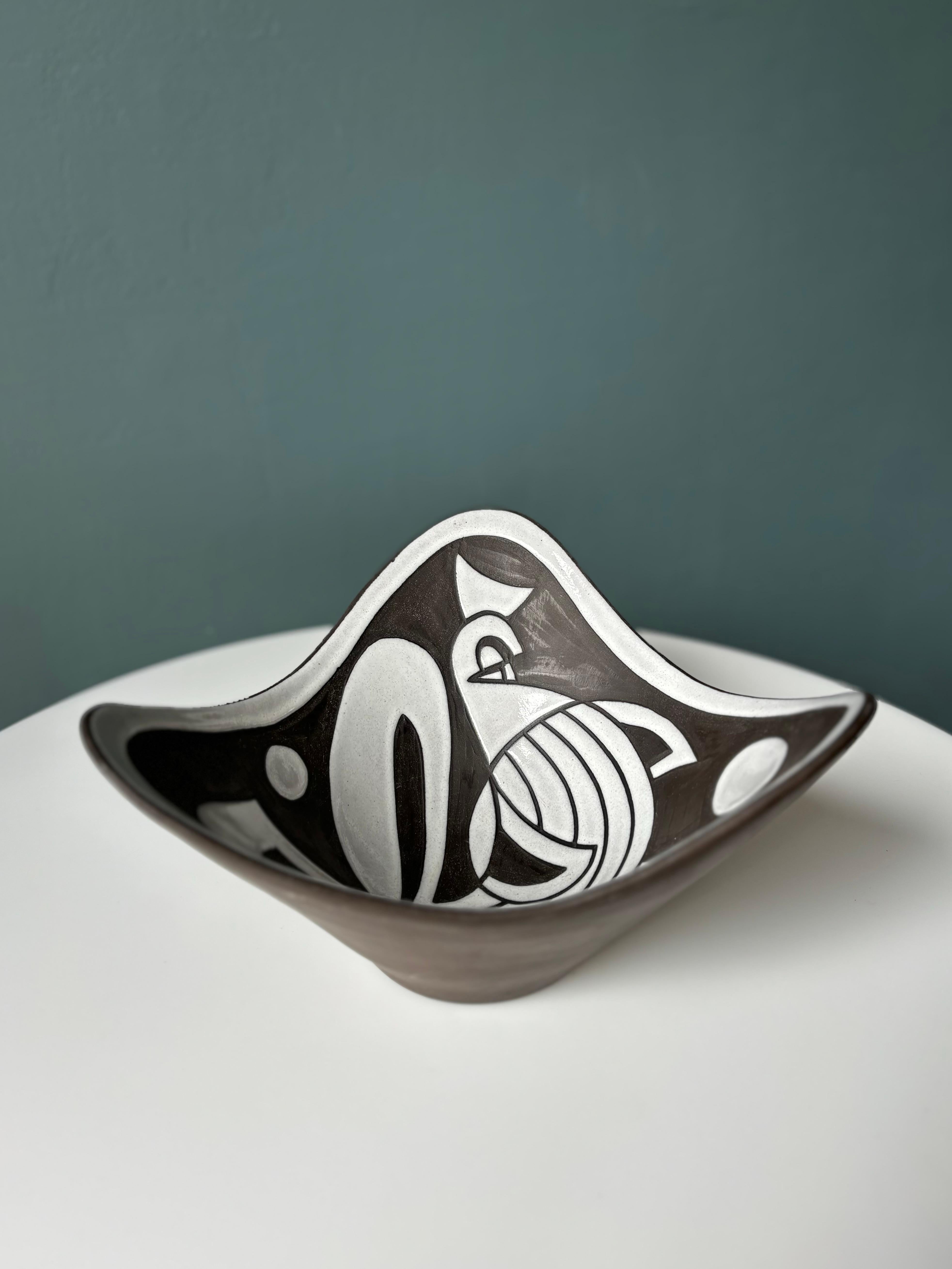 Scandinavian Modern 1950s Marianne Starck Triangular Black White Handmade Bowl, 1950s For Sale