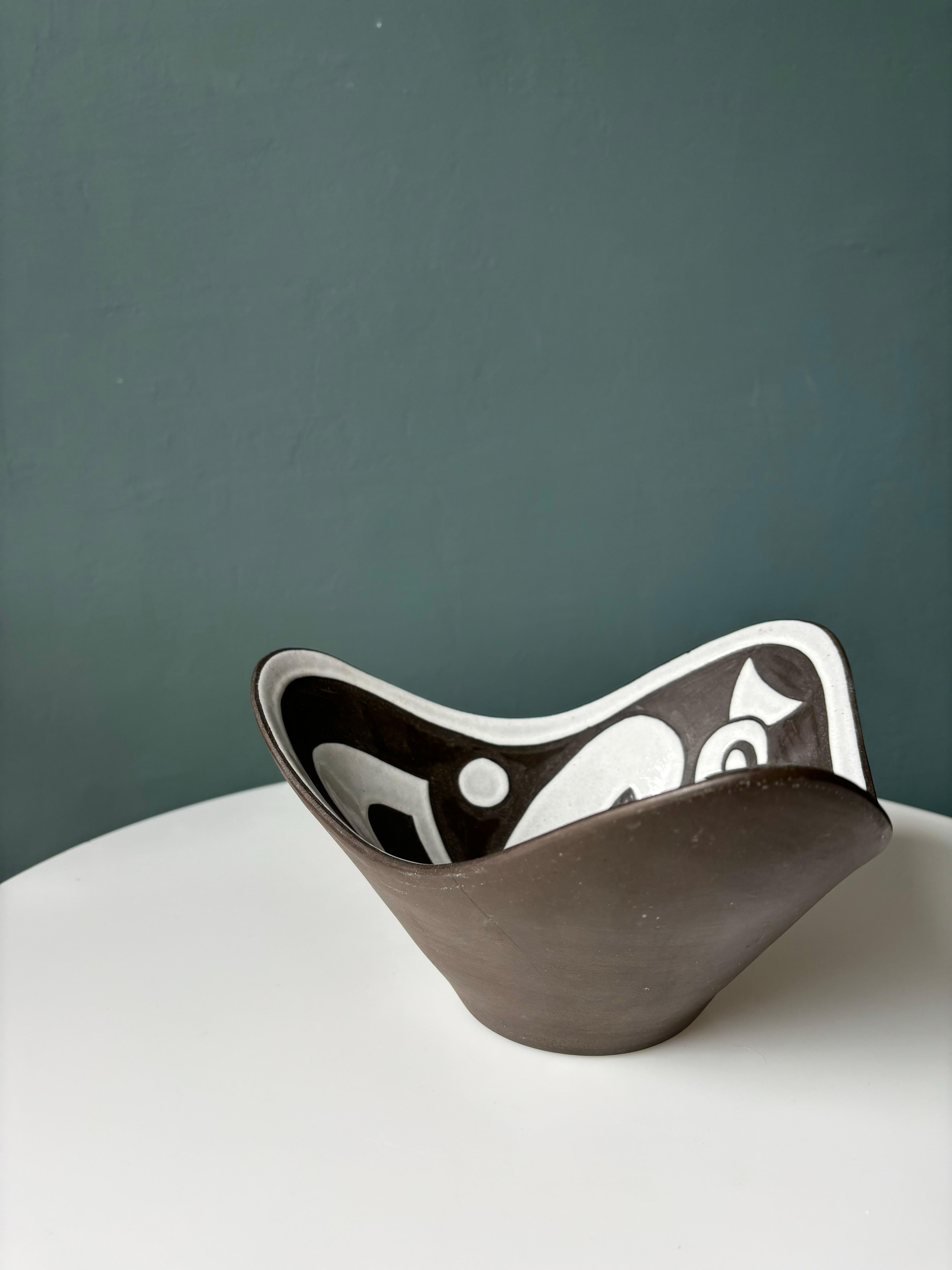 1950s Marianne Starck Triangular Black White Handmade Bowl, 1950s In Good Condition For Sale In Copenhagen, DK