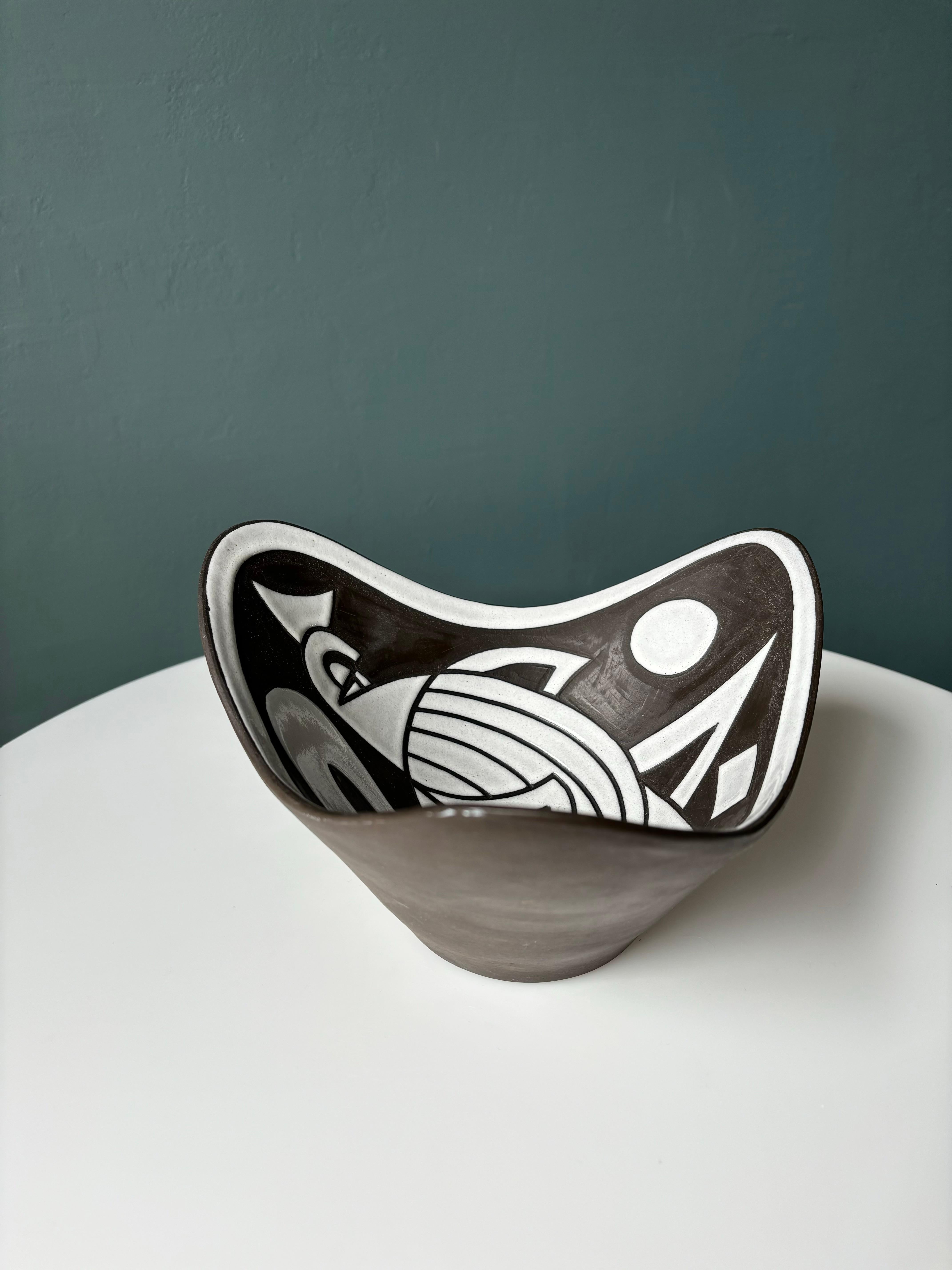 1950er Marianne Starck Dreieckige schwarz-weiße handgefertigte Schale, 1950er (Keramik) im Angebot