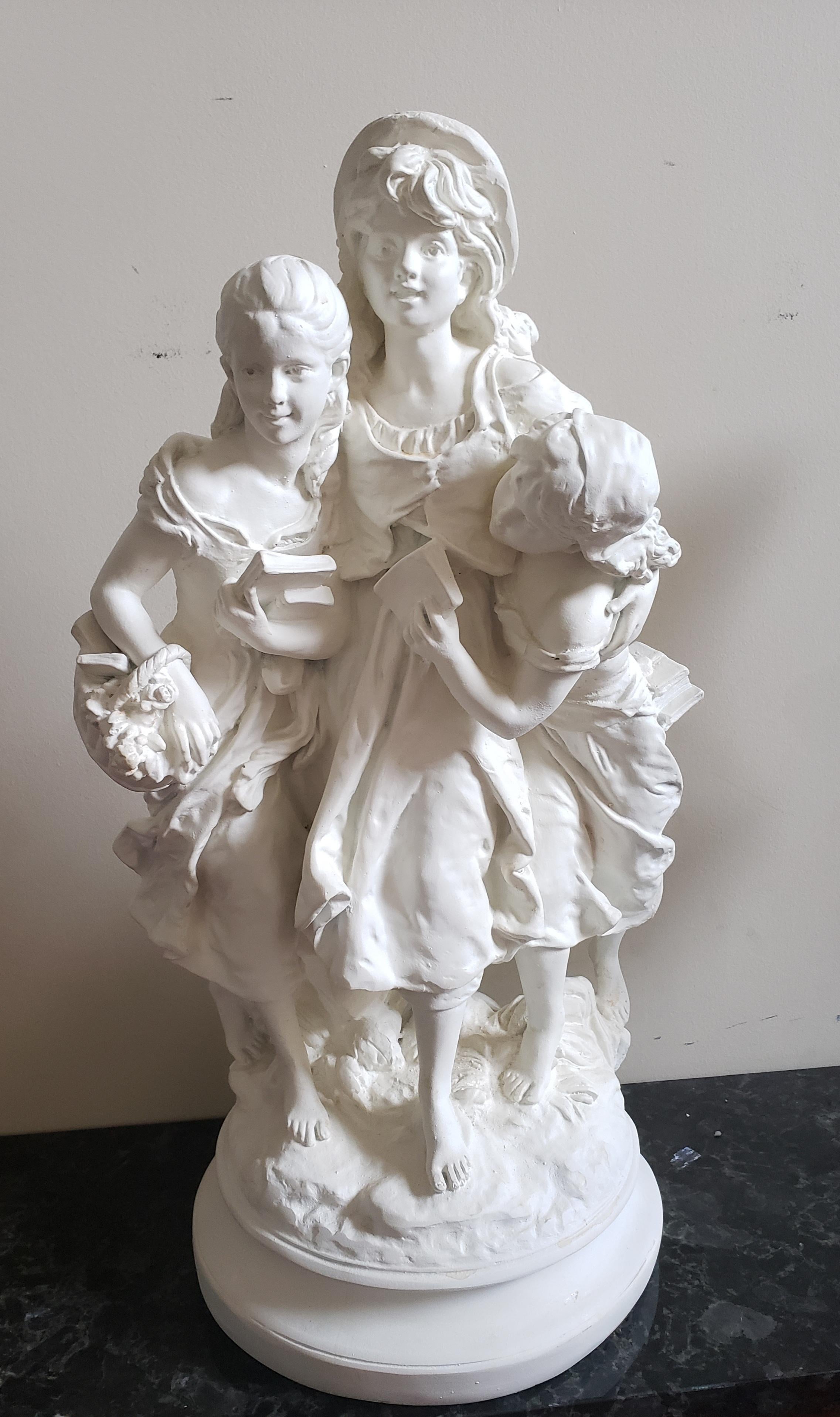 Marwal Ind. Scultura figurata in gesso raffigurante una fanciulla con i suoi due figli che tengono in mano dei libri. Un'opera d'ispirazione per i bambini e le mamme. Condizioni vintage molto pulite in colore bianco antico. 
Misura 12 pollici di