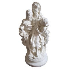 Statua in gesso del gruppo Marwal del 1950 con fanciulla e due ragazze con libri