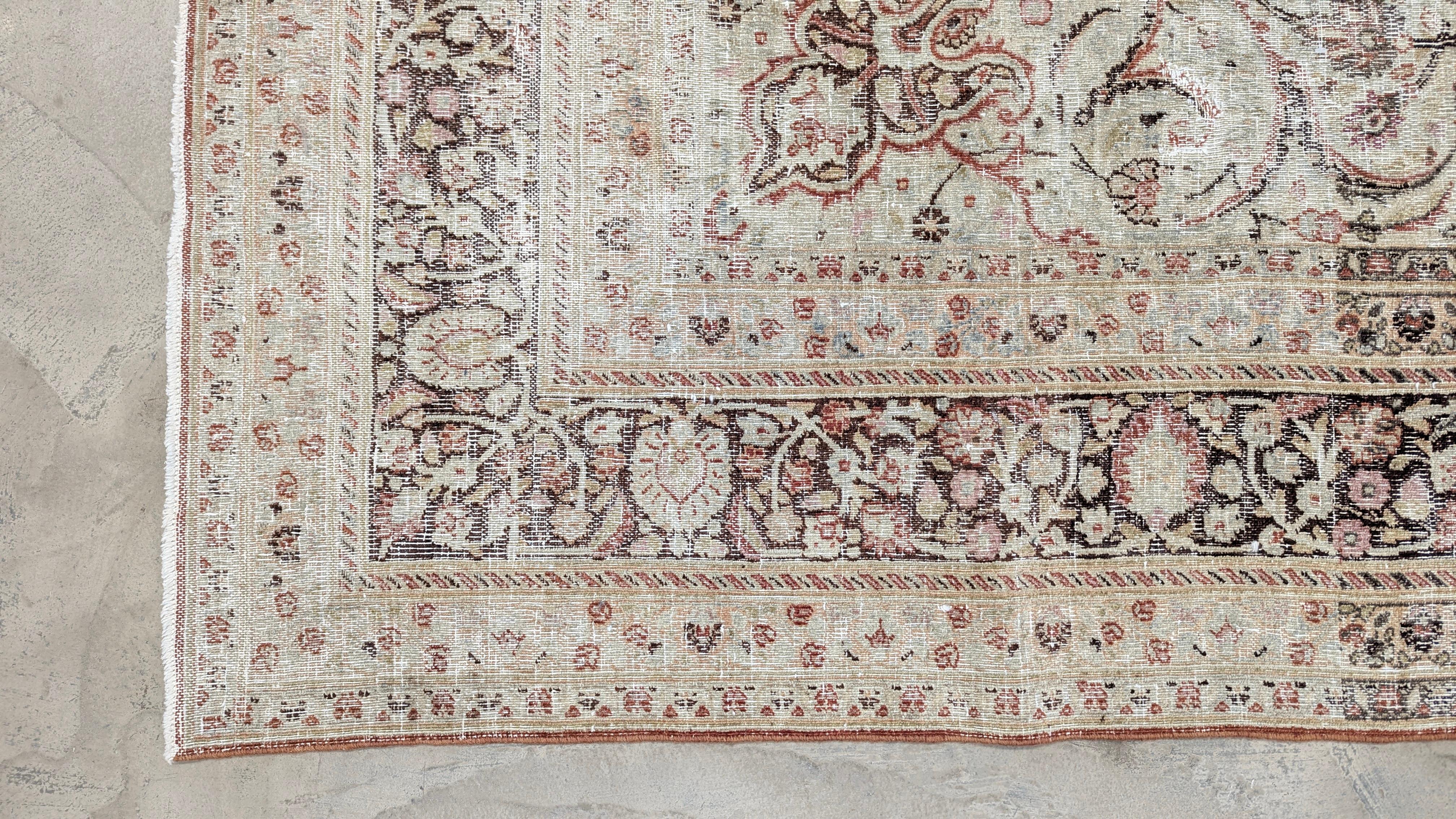 Die aus Zentralpersien stammenden Mashhad-Teppiche sind bekannt für ihre raffinierte Handwerkskunst und ihre große kulturelle Bedeutung, die den Status der Stadt als religiöses und historisches Zentrum widerspiegelt. Die Entwürfe weisen in der Regel