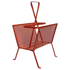 A. Mathieu Matégot del 1950, portariviste in metallo perforato rosso