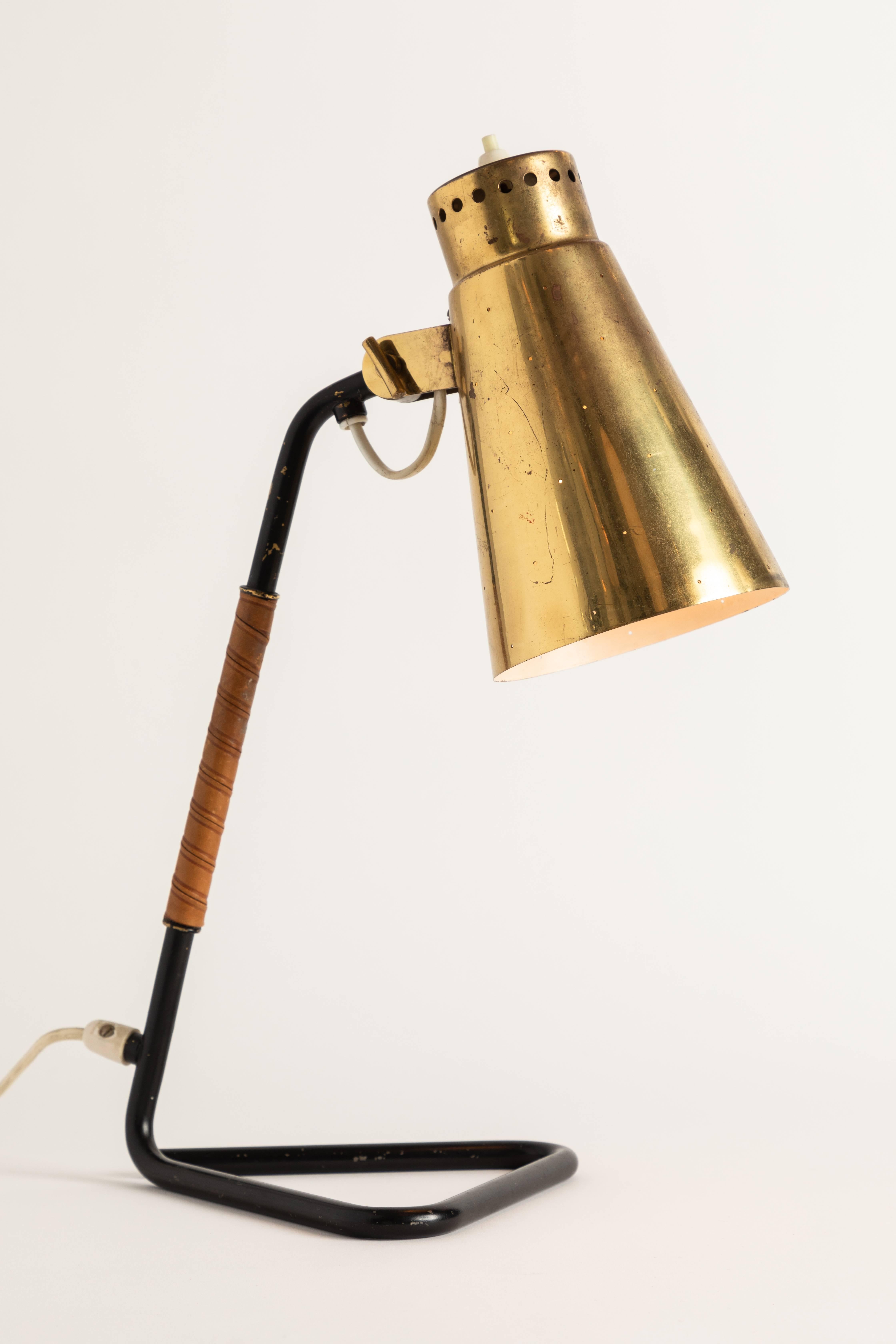Scandinavian Modern 1950s Mauri Almari Brass and Metal Table Lamp for Itsu
