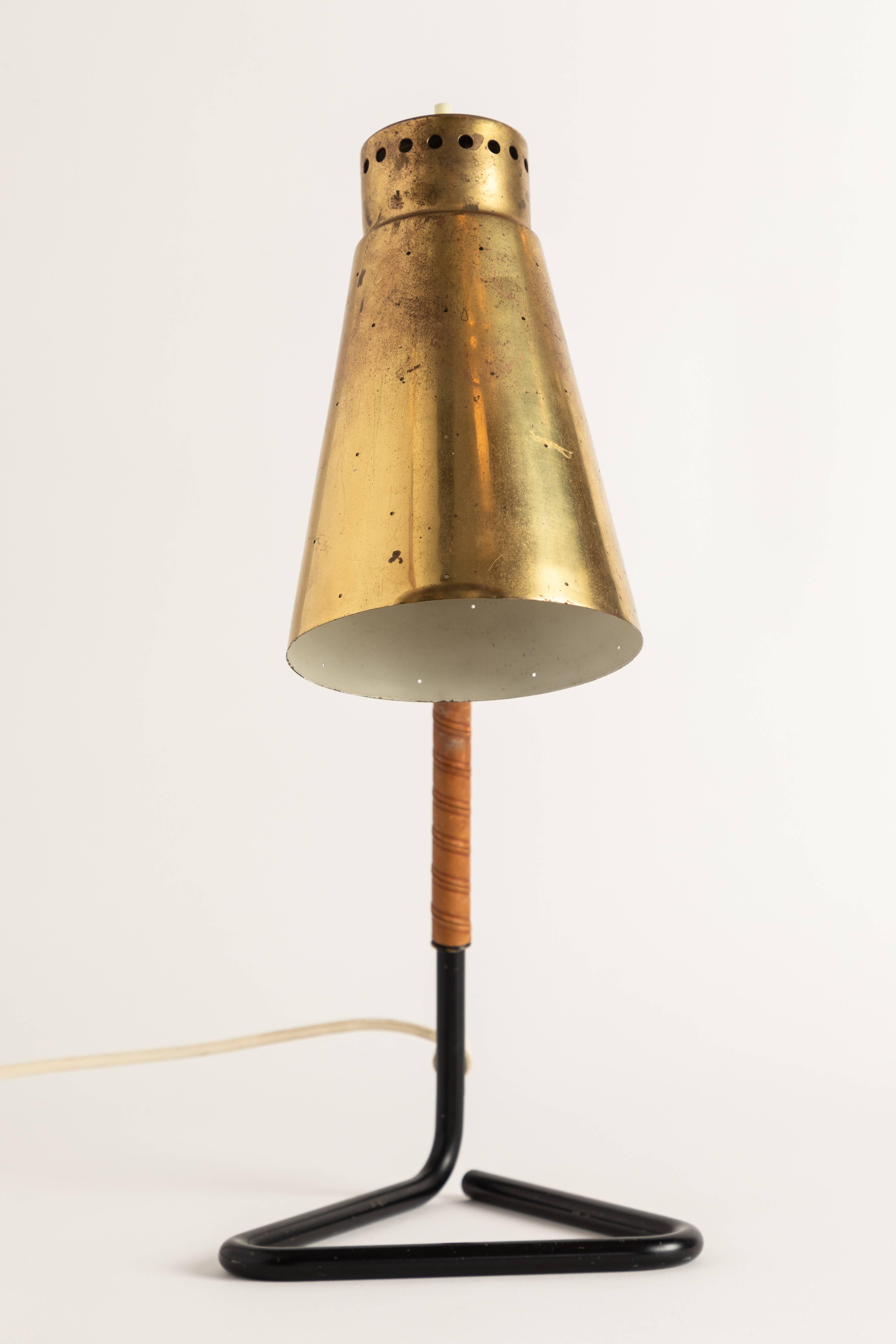 Painted 1950s Mauri Almari Brass and Metal Table Lamp for Itsu