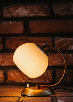 Lampe de bureau Mauri Almari en laiton et verre opalin des années 1950 pour Idman Oy