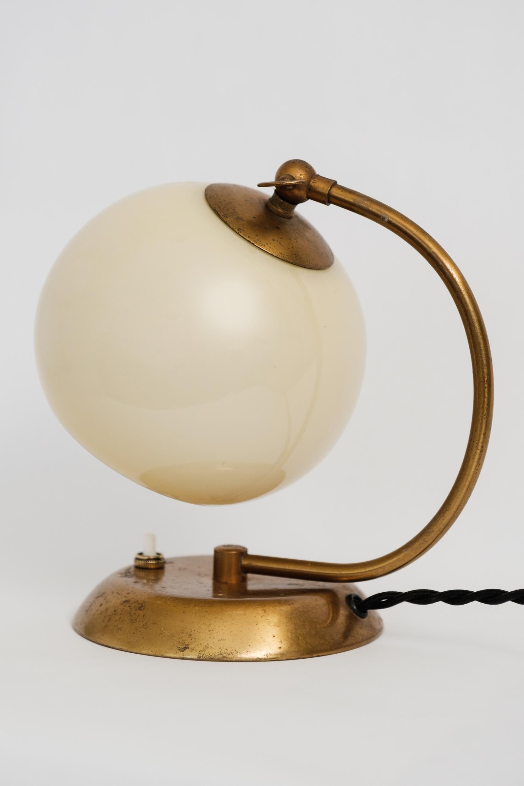1950s Mauri Almari Brass and Opaline Glass Table Lamp for Idman Oy In Excellent Condition In Glendale, CA