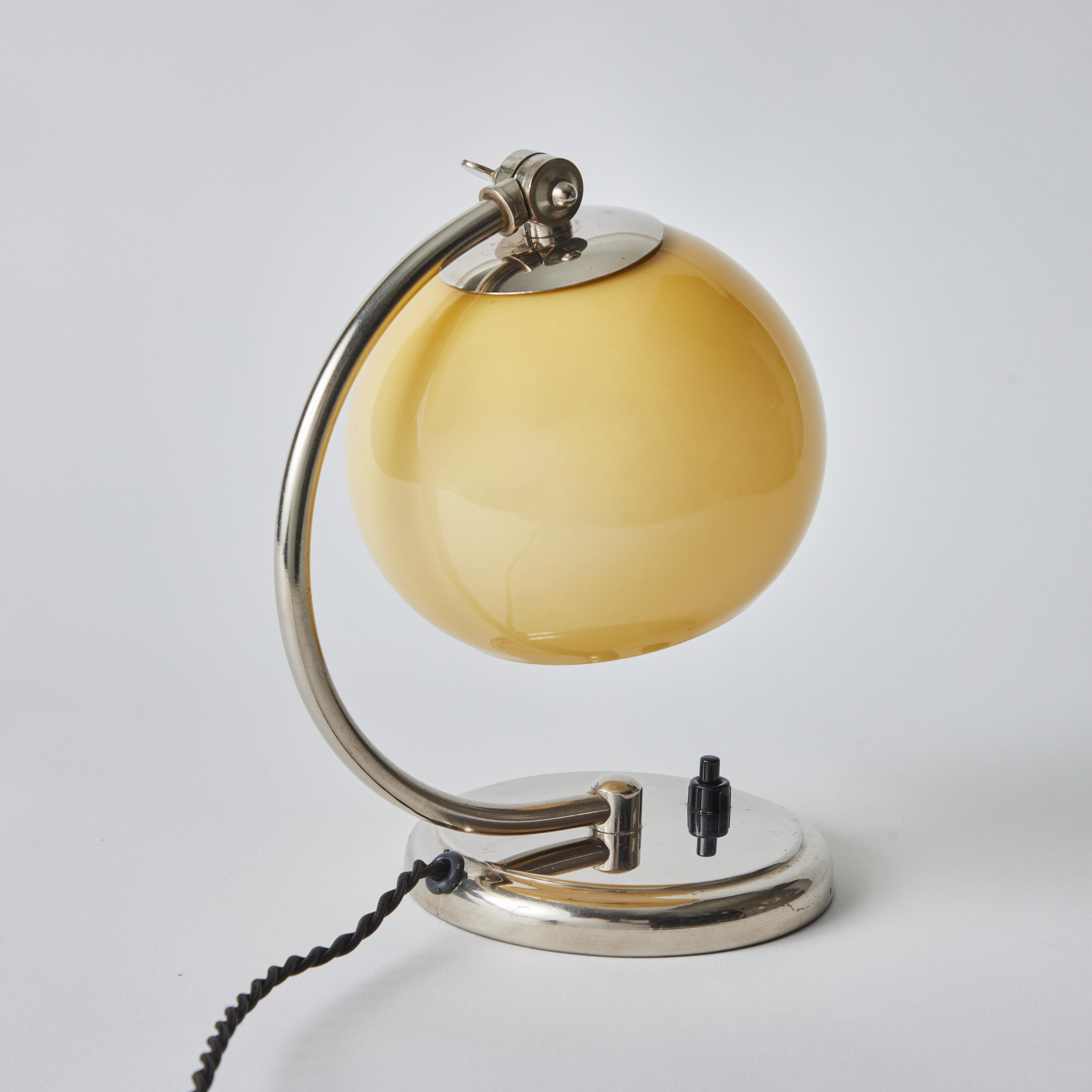 Tischlampe aus Chrom und Opalglas von Mauri Almari für Idman Oy, 1950er Jahre im Angebot 3