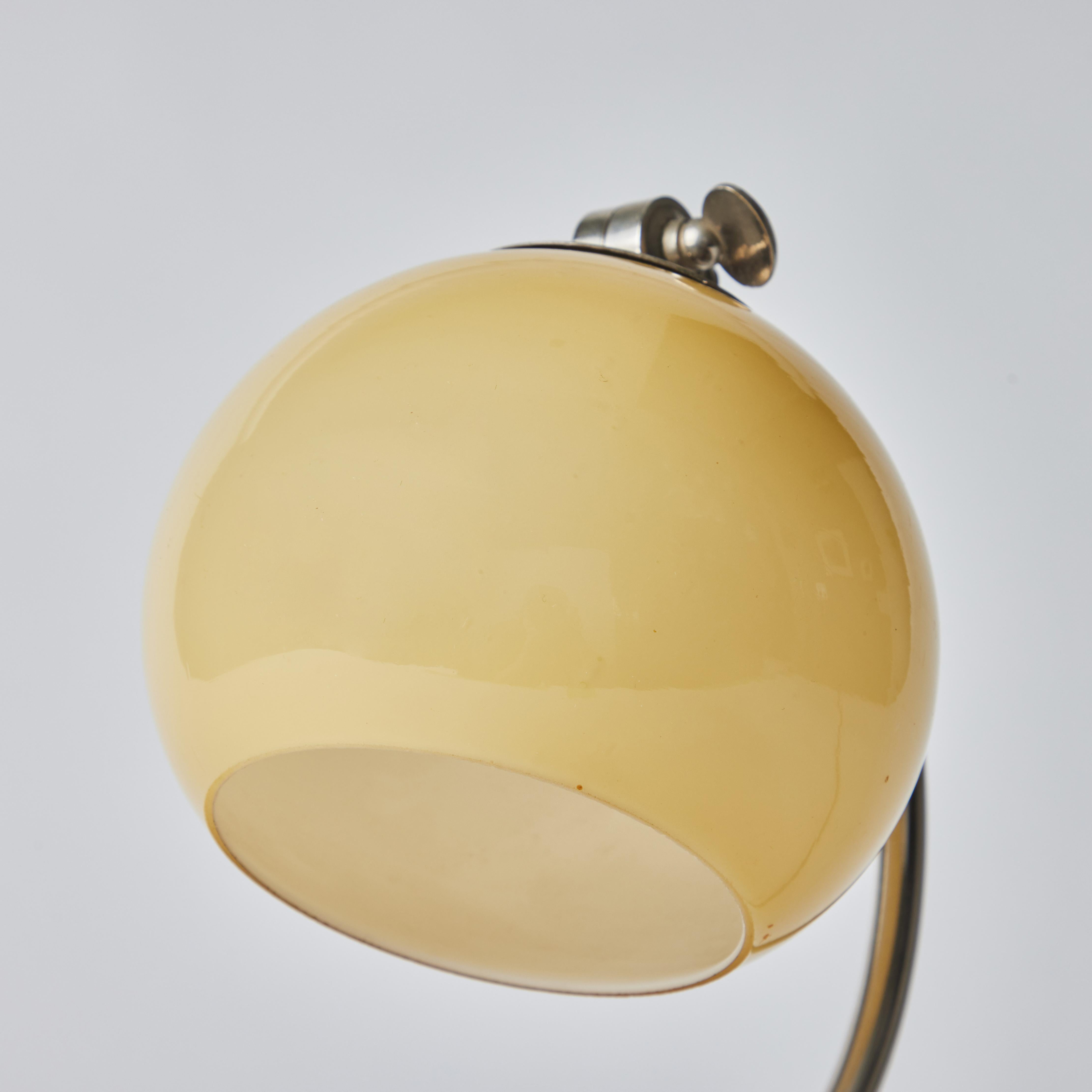 Tischlampe aus Chrom und Opalglas von Mauri Almari für Idman Oy, 1950er Jahre im Angebot 4