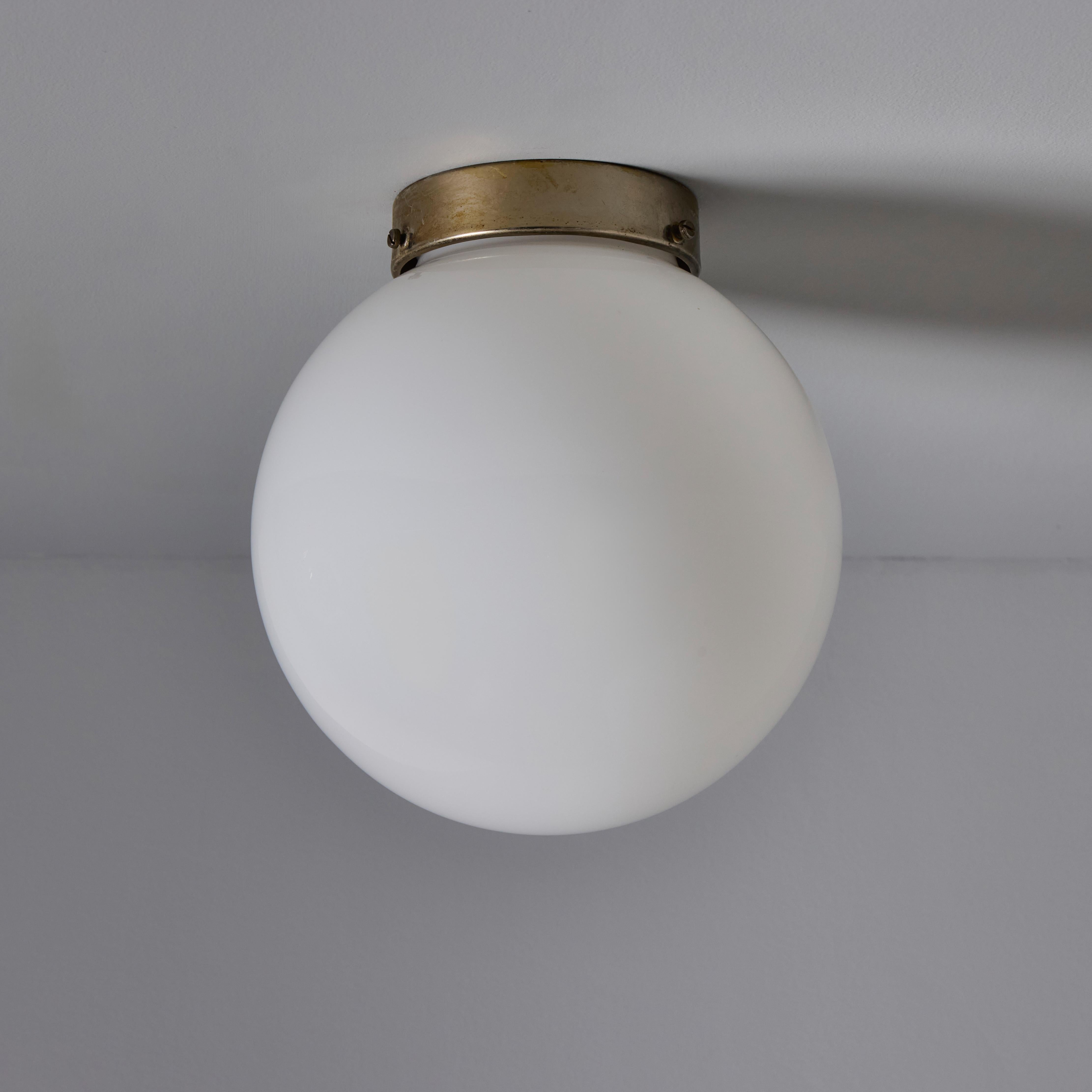 Lámpara de pared o techo de cristal y metal Mauri Almari de los años 50 para Itsu Escandinavo moderno en venta