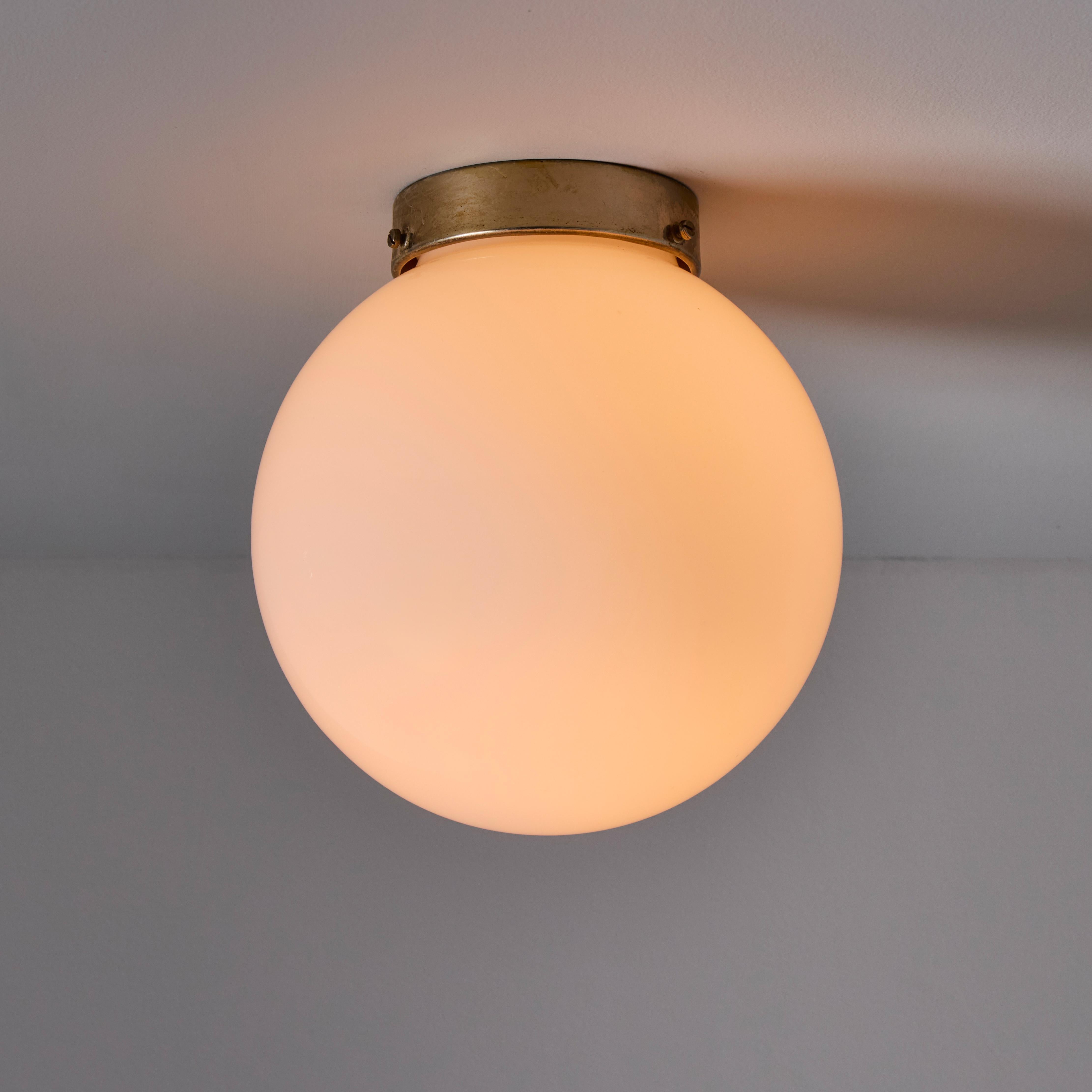 Aplique o plafón de cristal y metal Mauri Almari de los años 50 para Itsu. Producido en Finlandia a principios de los años 50 y a la manera de Paavo Tynell. Un conjunto raro y elegante realizado en cristal opalino grueso y metal. Estimado