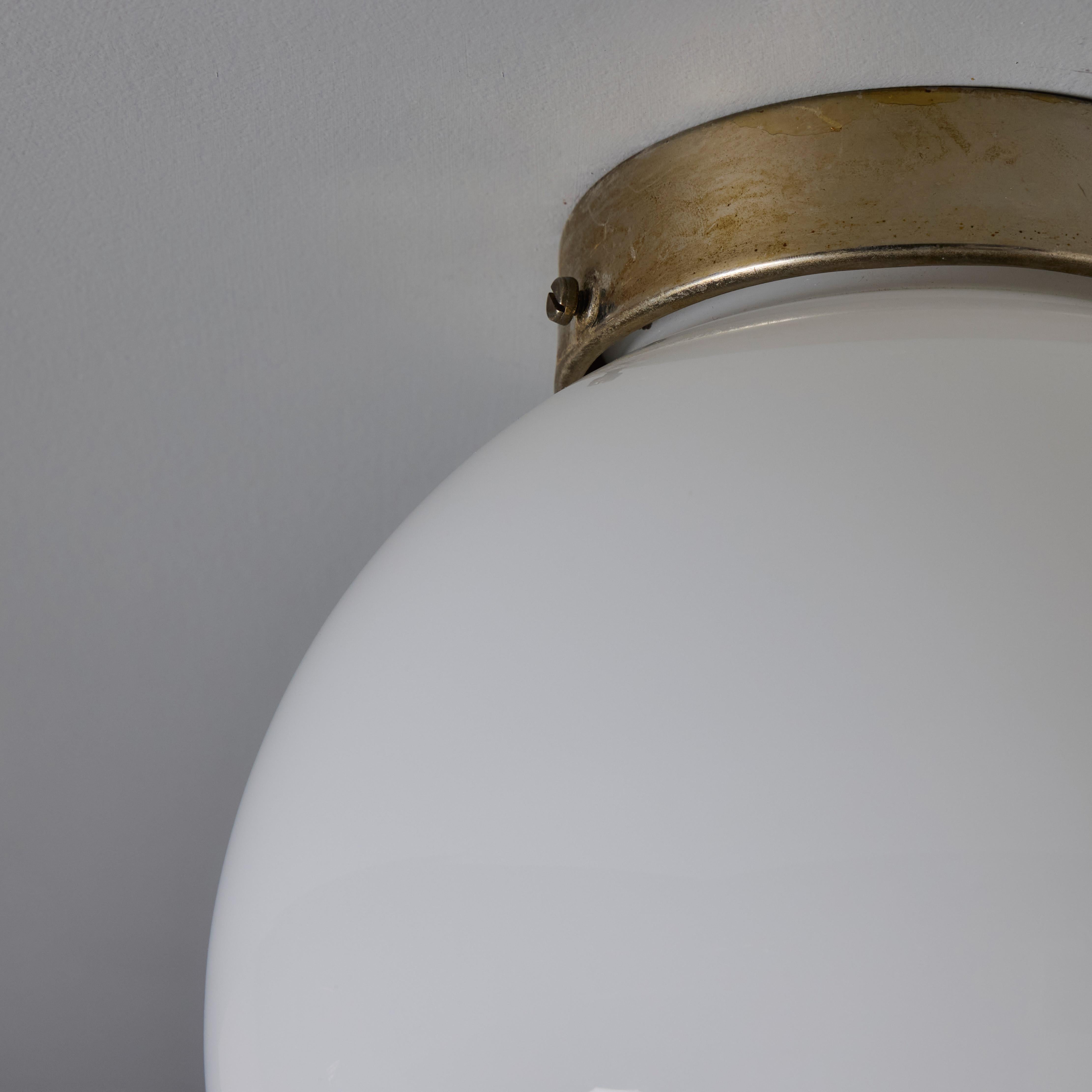 Lámpara de pared o techo de cristal y metal Mauri Almari de los años 50 para Itsu Vidrio opalino en venta