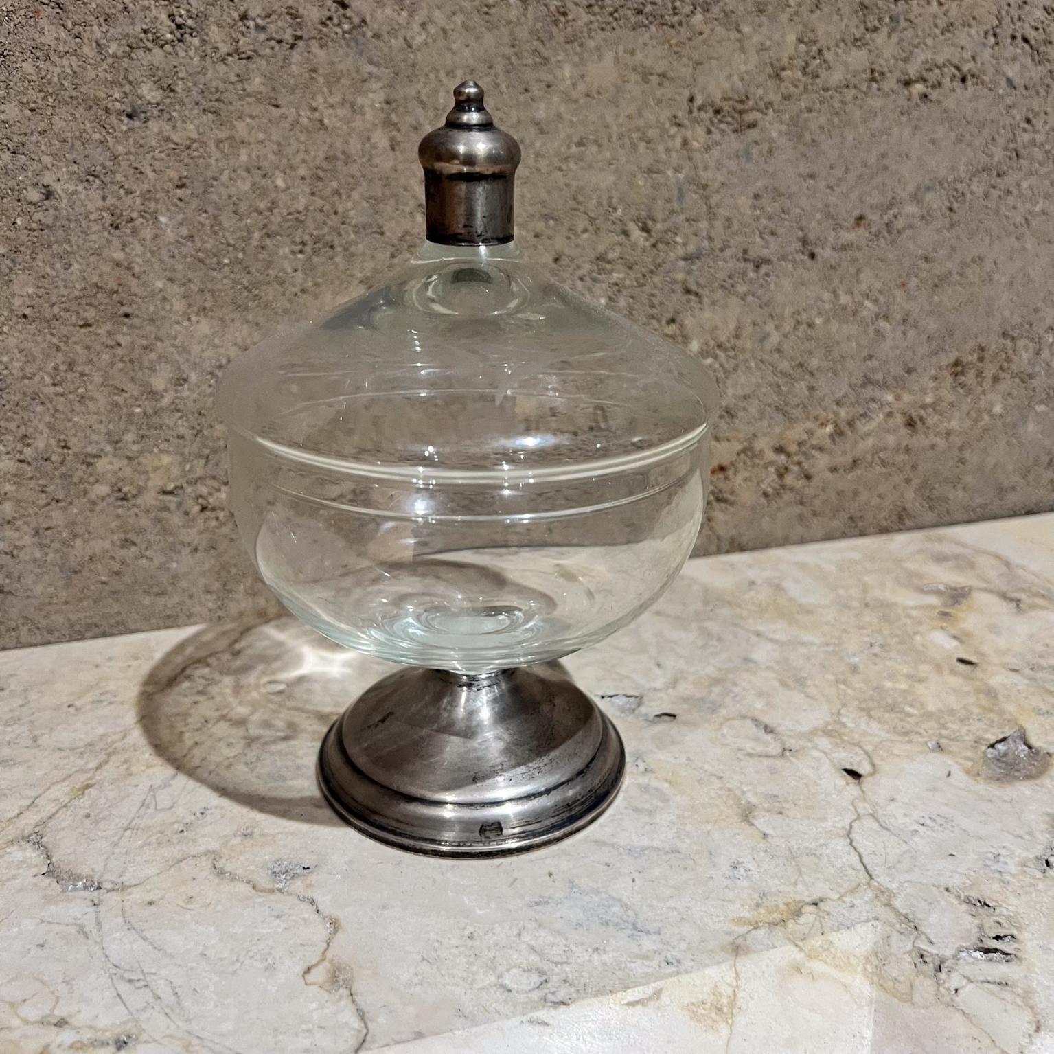 Delightful old time Duchin Creation sterling silver and etched glass covered candy dish by Maurice Duchin New York
7 height x 4.13 diameter inches.
Maker stamped.
Preowned unrestored good vintage condition. Patina present.
Refer to images.



