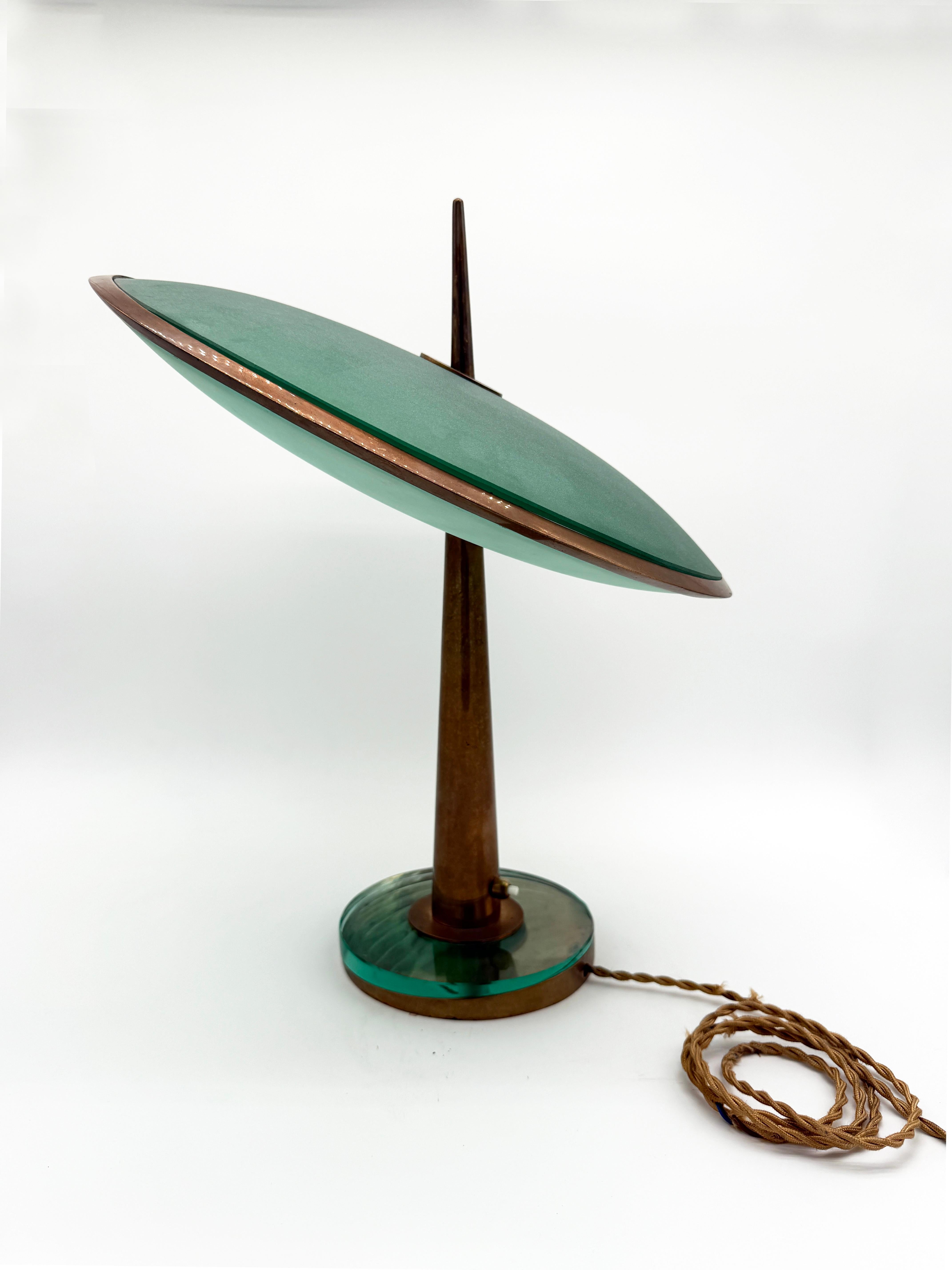 Años 50 Max Ingrand Disco Volante Lámpara de mesa Fontana Arte Cristal Latón Color Azul Moderno de mediados de siglo en venta