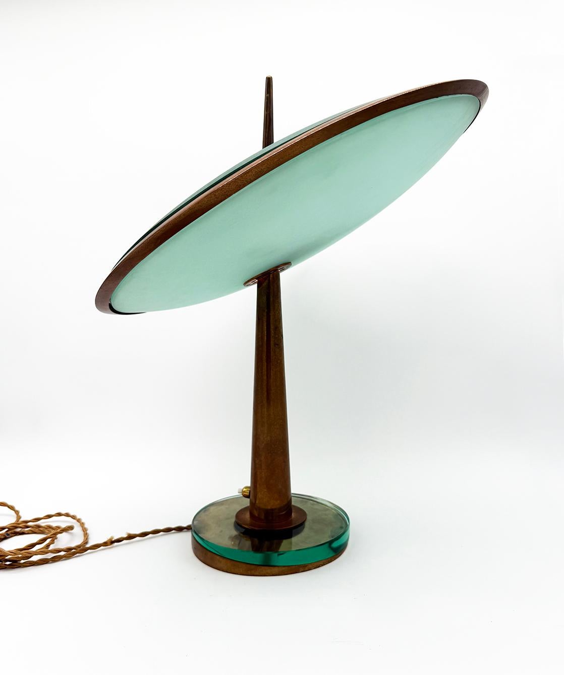 Años 50 Max Ingrand Disco Volante Lámpara de mesa Fontana Arte Cristal Latón Color Azul Italiano en venta