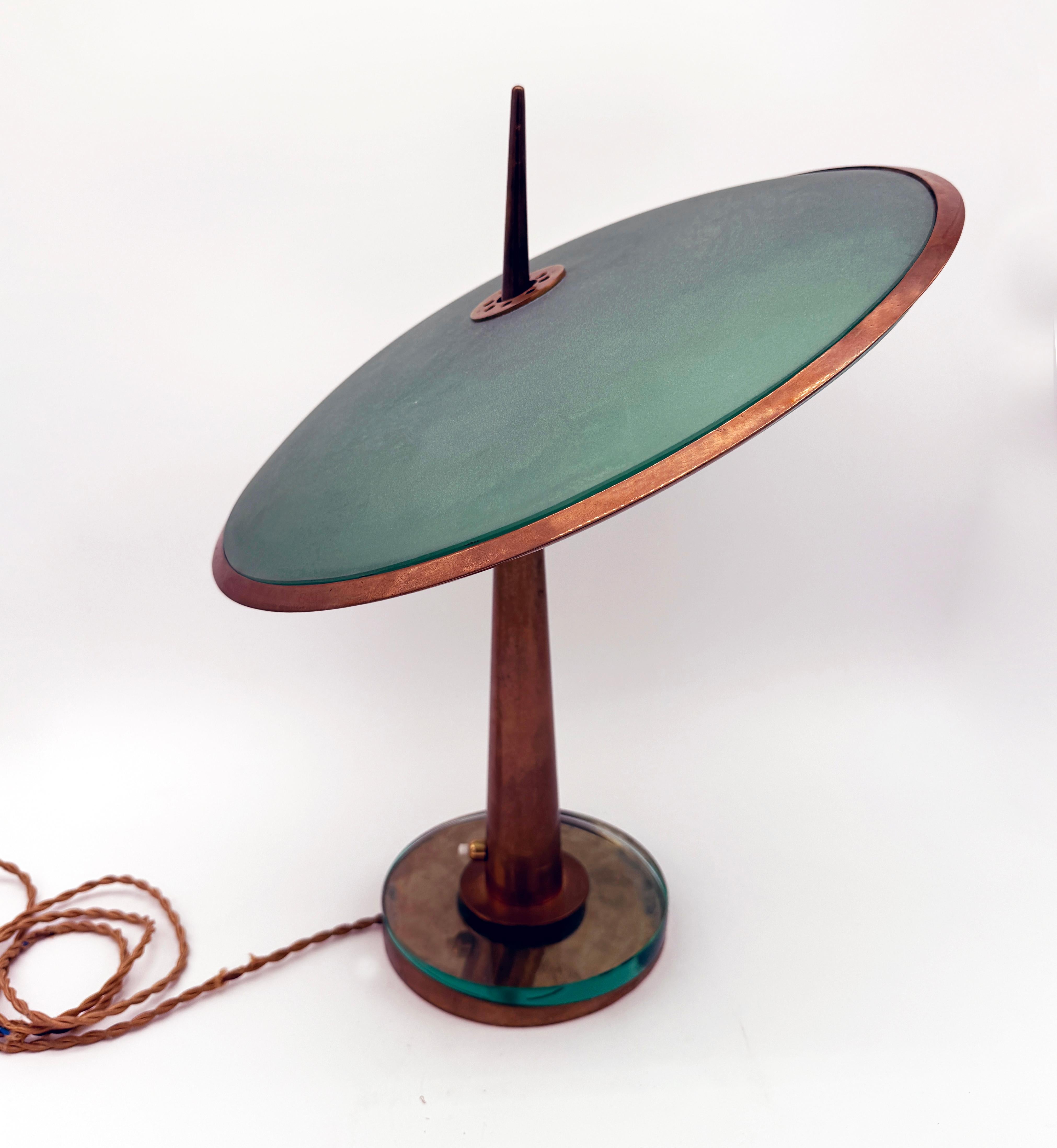 Años 50 Max Ingrand Disco Volante Lámpara de mesa Fontana Arte Cristal Latón Color Azul mediados del siglo XX en venta