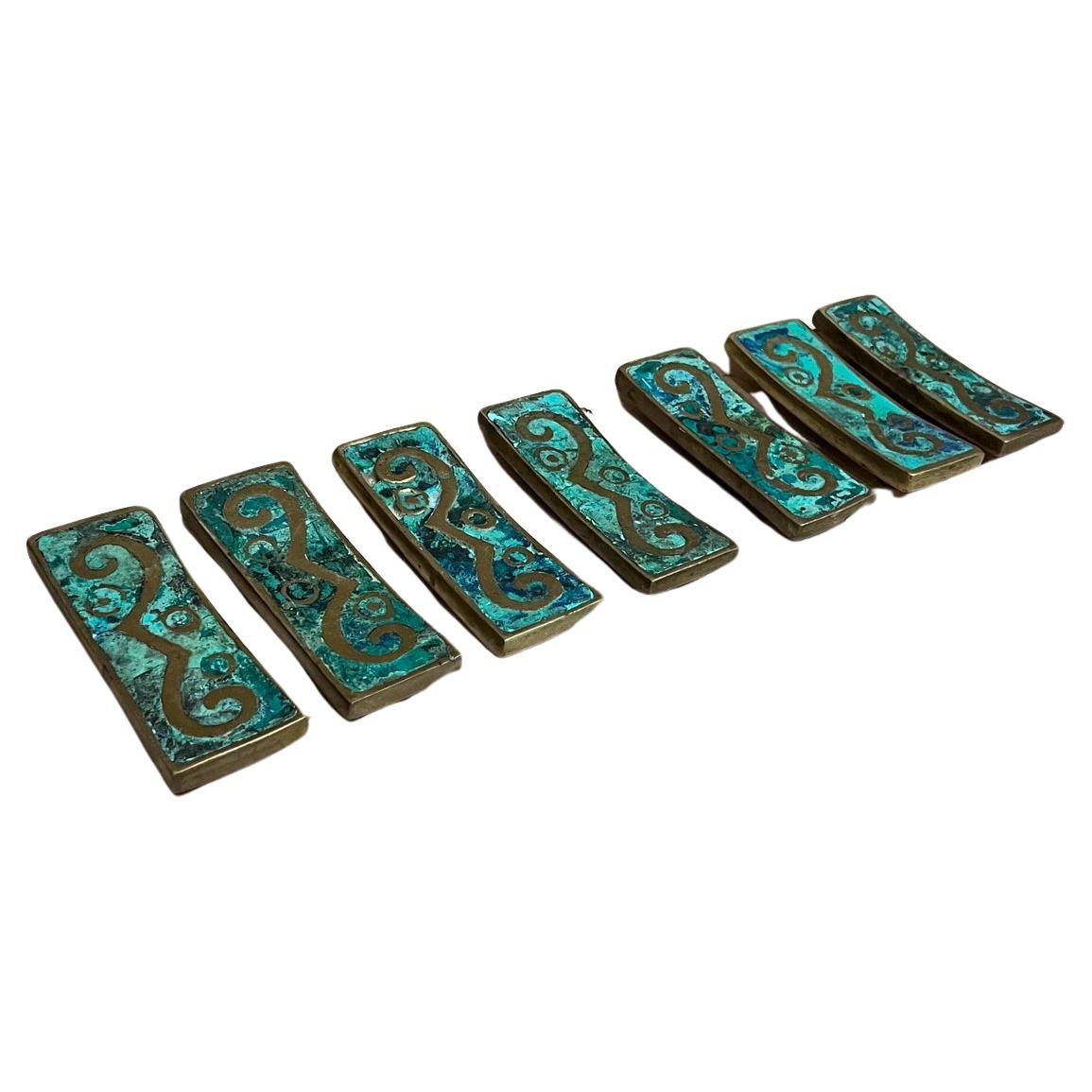 AMBIANIC presents
1950s Mayan Revival Pepe Mendoza Pulls Rectangular Set of 7
Exquisite Malachite and Brass Knob hardware
stamped by artist
1.63 h x 4.75 w x 1 d
Preowned vintage condition
Review all images for details