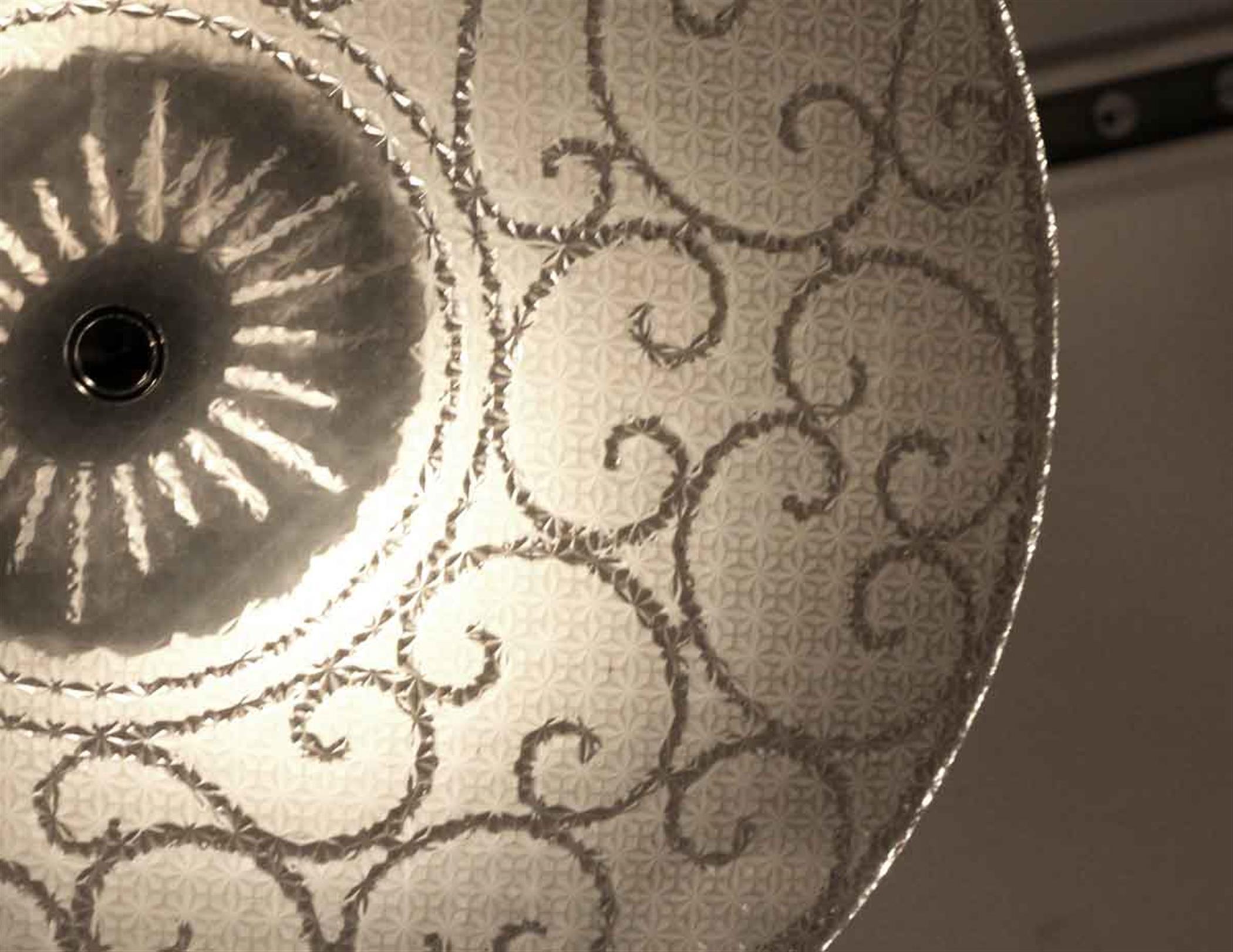 Américain Lampe à encastrer à deux douilles en laiton MCM des années 1950, avec abat-jour en verre dépoli et gravé