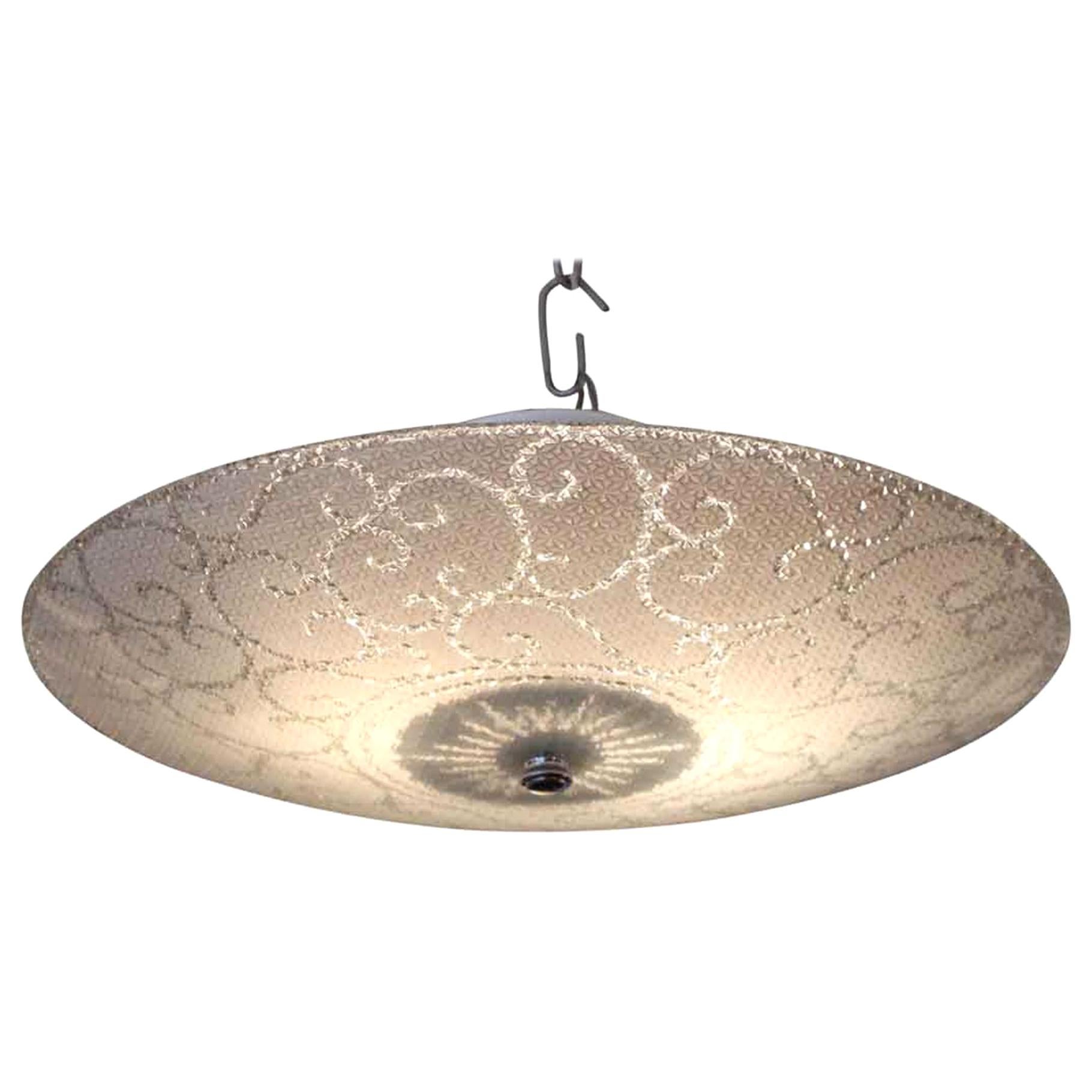 Lampe à encastrer à deux douilles en laiton MCM des années 1950, avec abat-jour en verre dépoli et gravé