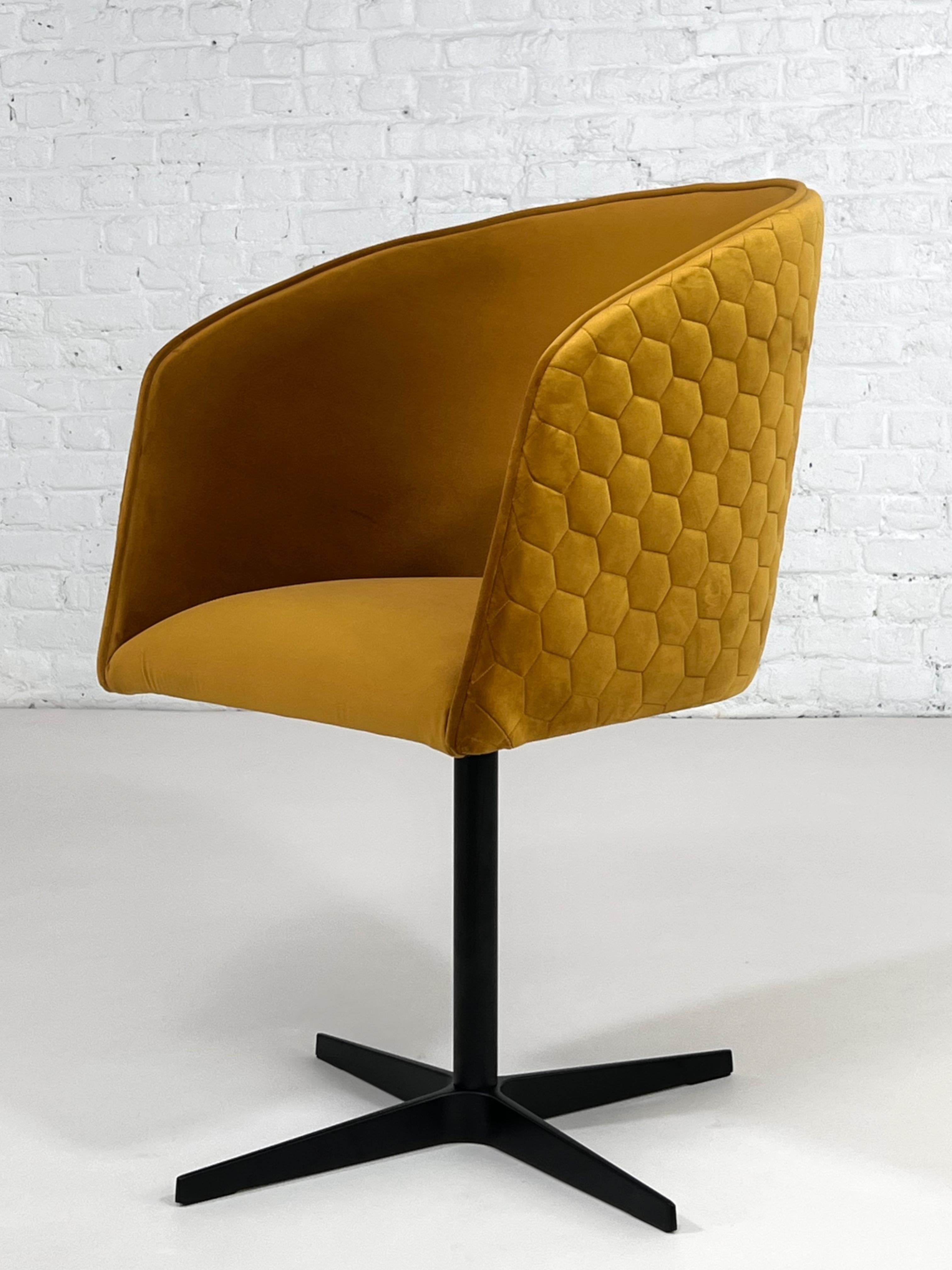 1950er MCM Design Style Ocre Velvet Fabric With Black Lacquered Swivel Base Armchair, bestehend aus einem schwarz lackierten Metallfußkreuz und einem bequemen Sitz aus cremefarbenem Samt mit passender, gepolsterter Rückenlehne aus Samt.