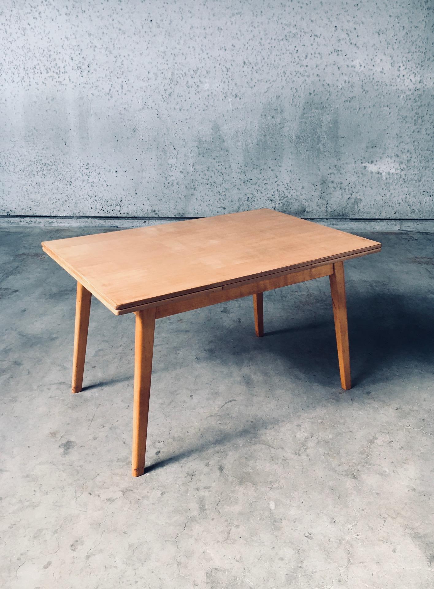 Vintage Midcentury Modern Dutch Design Ausziehbarer Ess- oder Küchentisch von Cor (Cornelius Louis) Alons für C. De Boer / Gouda Den Boer. Entworfen im Jahr 1949. Hergestellt in den Niederlanden, in den 1950er Jahren. Sperrholz / Multiplex