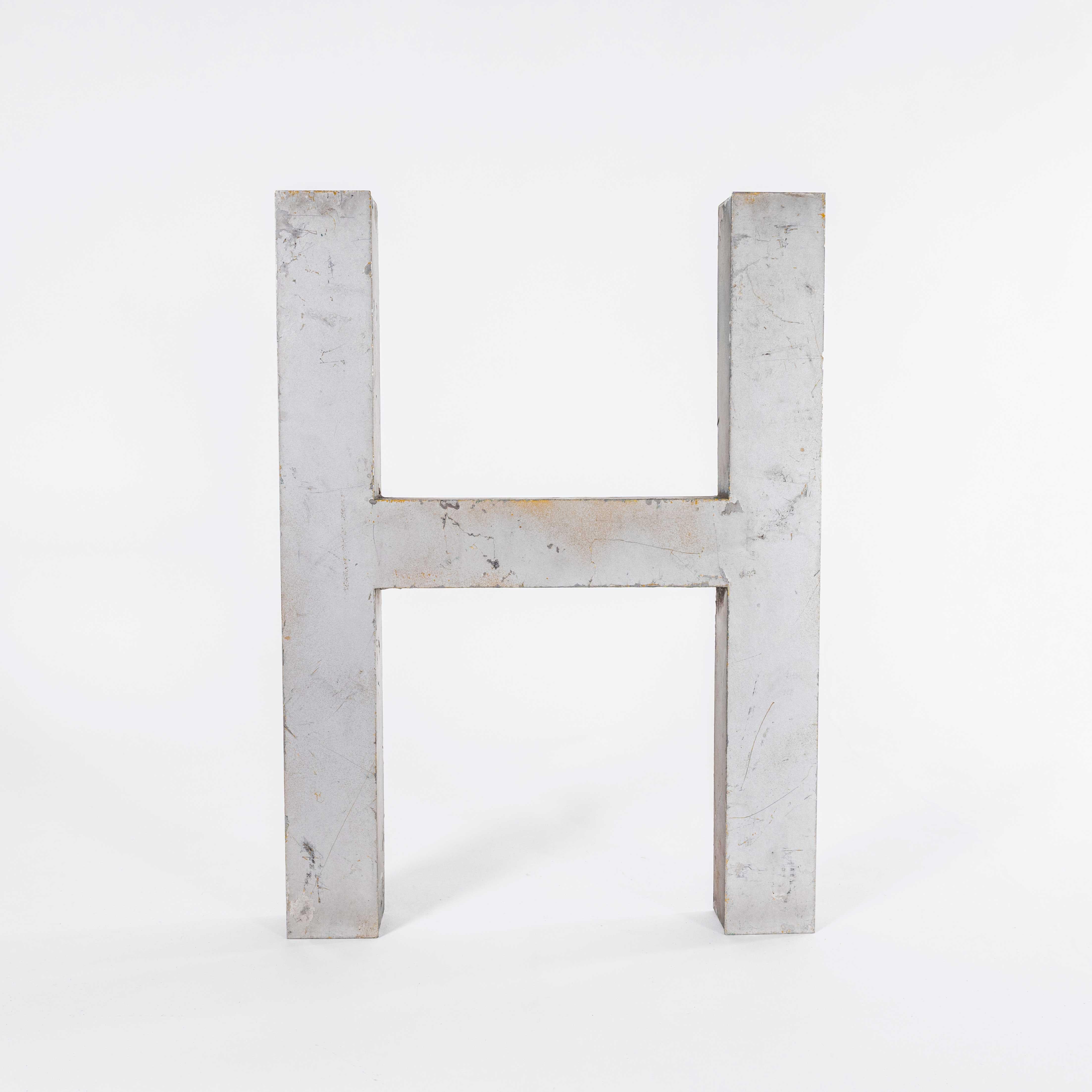 Insegna in alluminio fuso di medie dimensioni degli anni '50 - H. H. 
Lettera segnaletica in alluminio fuso americano di alta qualità. Annuncio per una singola lettera come fotografata. Altre immagini di gruppo sono incluse come