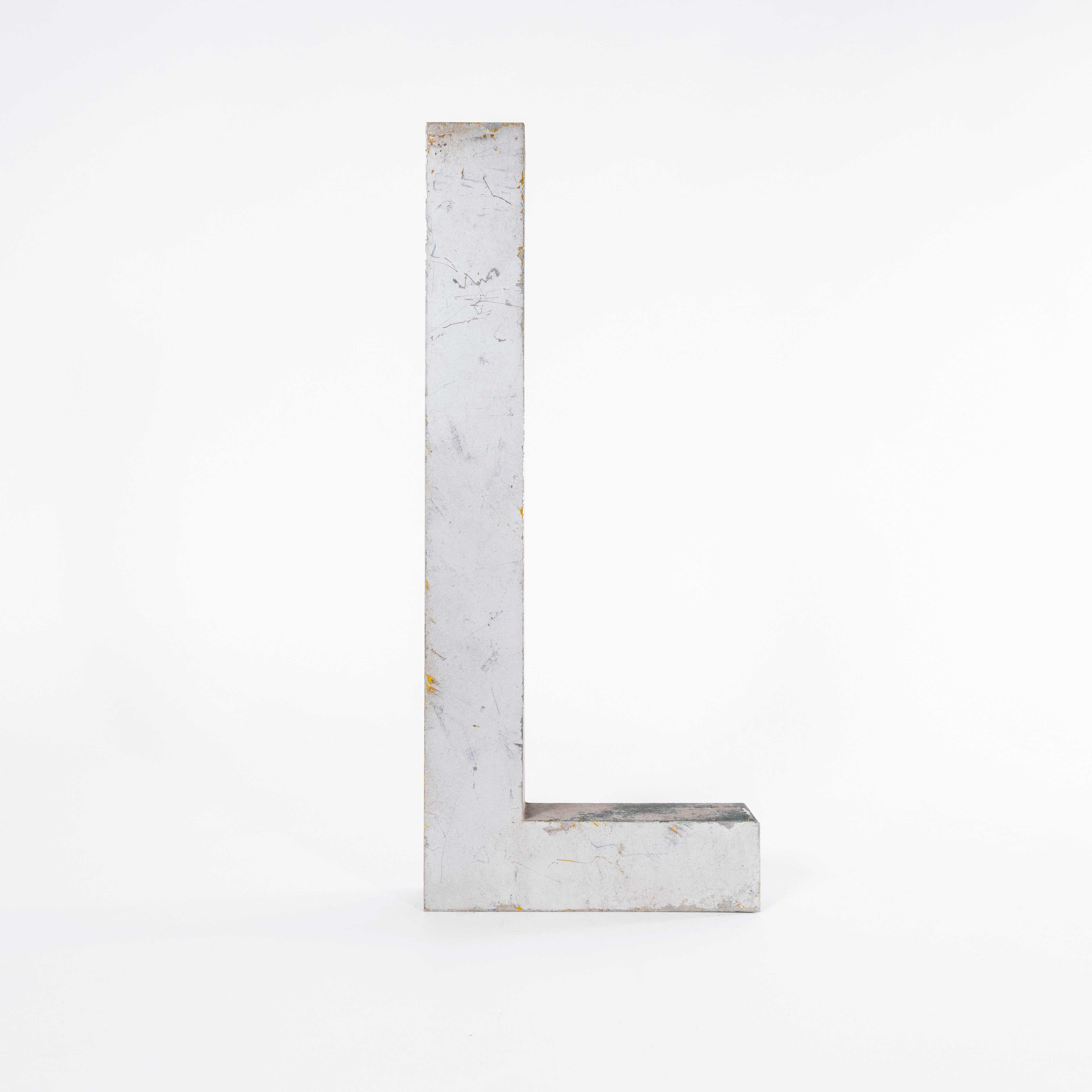 Insegna in alluminio fuso di medie dimensioni degli anni '50 - L. 
Lettera segnaletica in alluminio fuso americano di alta qualità. Elenco come fotografato. Altre immagini di gruppo sono incluse come ispirazione.

Rapporto del workshop:
Il nostro