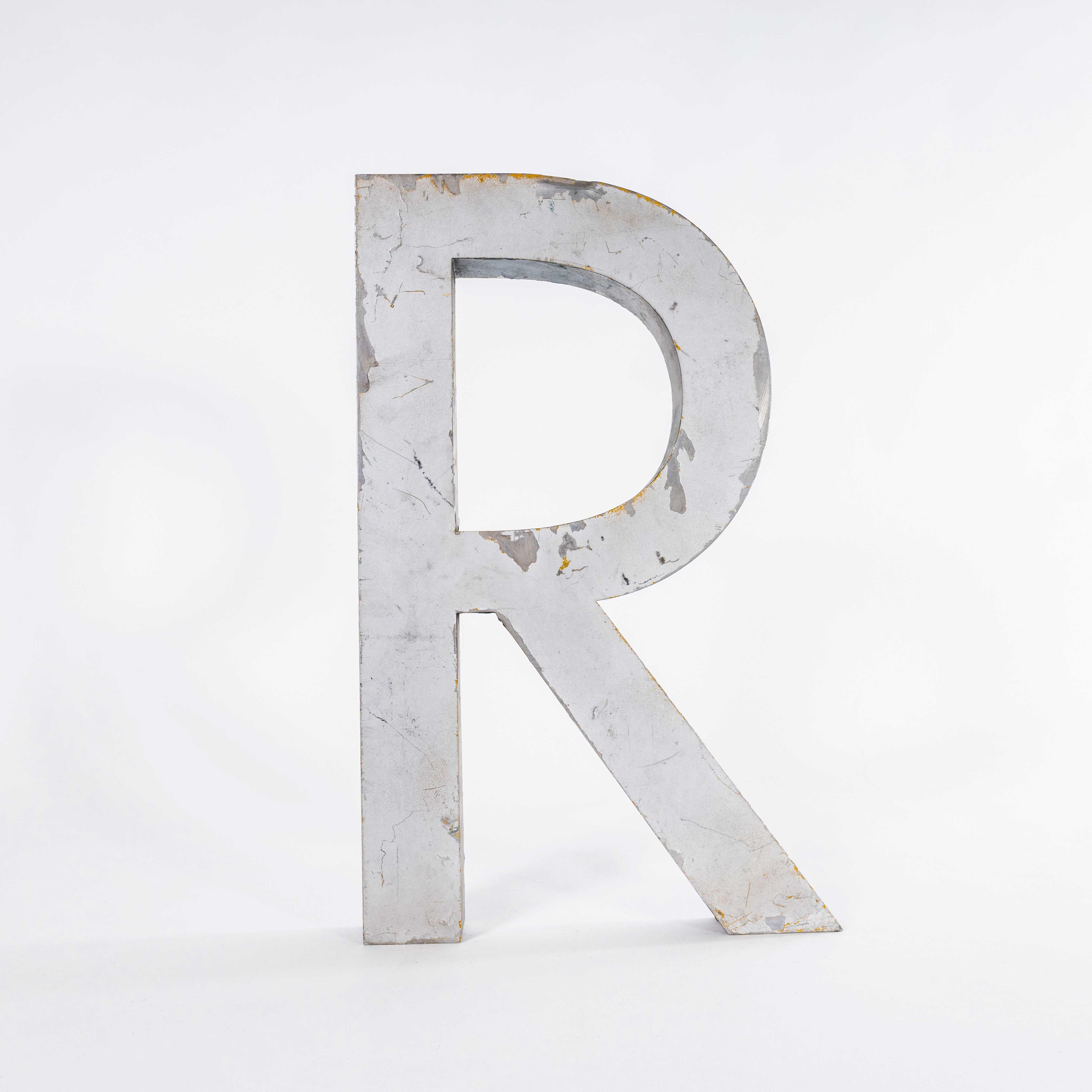 Insegna in alluminio fuso di medie dimensioni degli anni '50 - R. 
Lettera segnaletica in alluminio fuso americano di alta qualità. Elenco come fotografato. Annuncio per una singola lettera come fotografata. Altre immagini di gruppo sono incluse