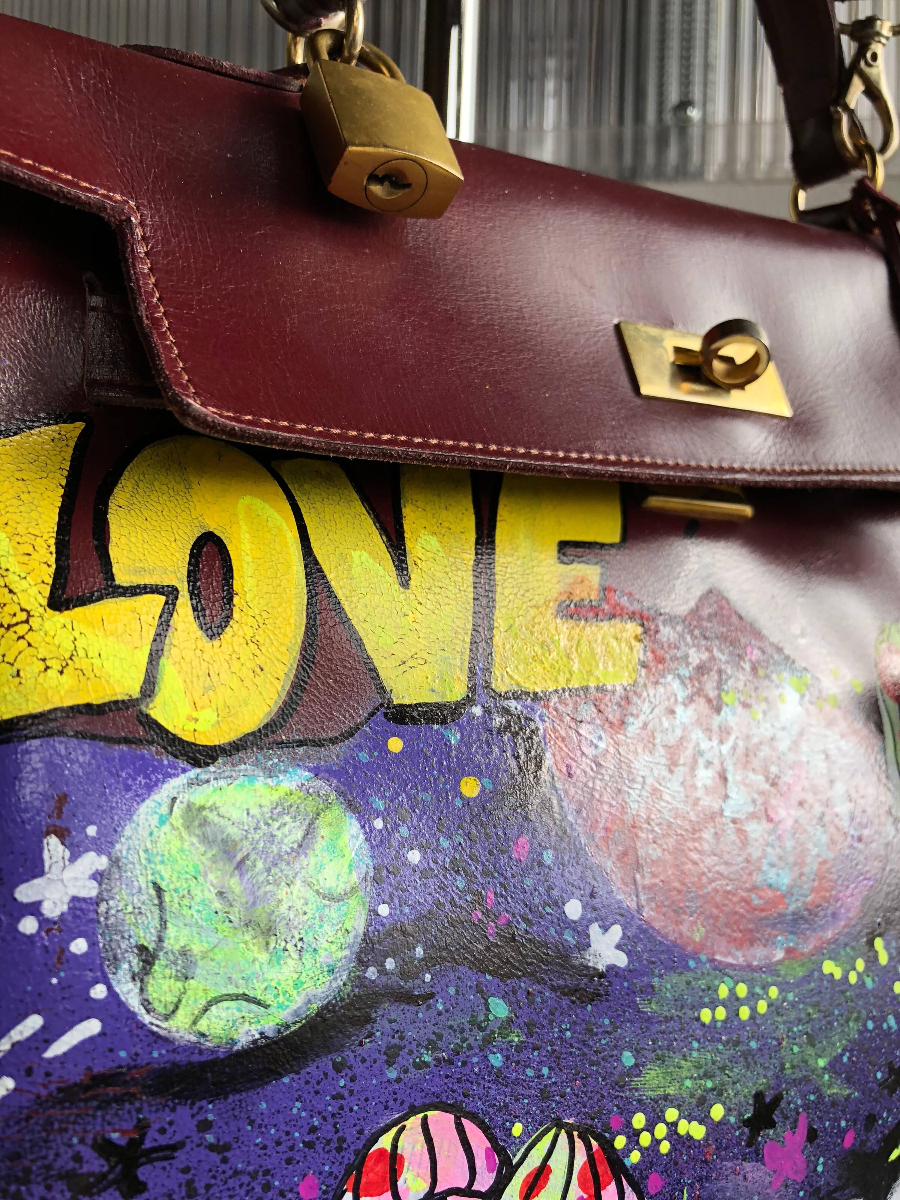 Noir Sac Merlot en cuir avec imprimé LOVE Graffiti Art personnalisé, années 1950 en vente