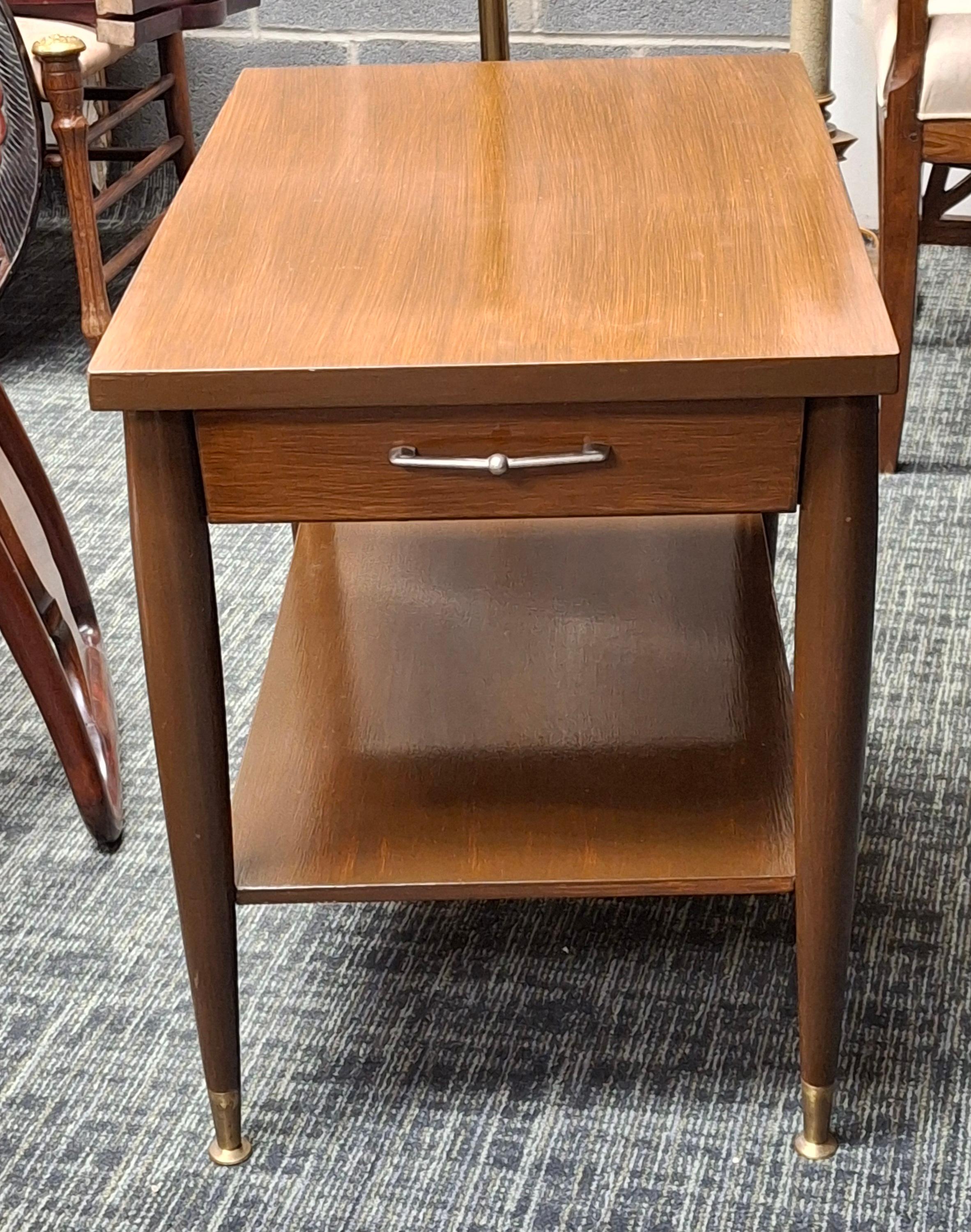 Tavolino Mersman Furniture del 1950 in noce verniciato e gambe scanalate in ottone in vendita 2