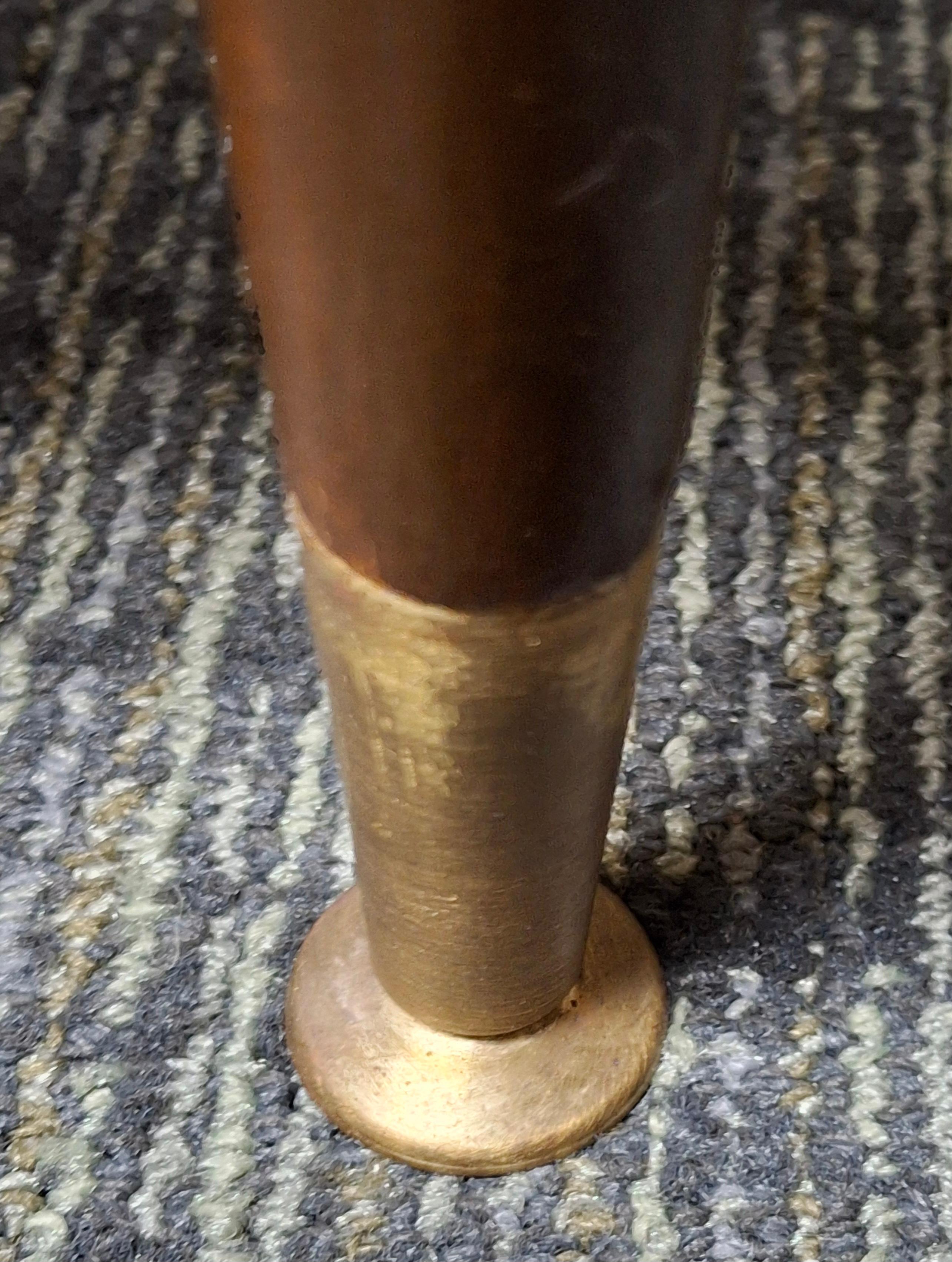 Tavolino Mersman Furniture del 1950 in noce verniciato e gambe scanalate in ottone in vendita 3