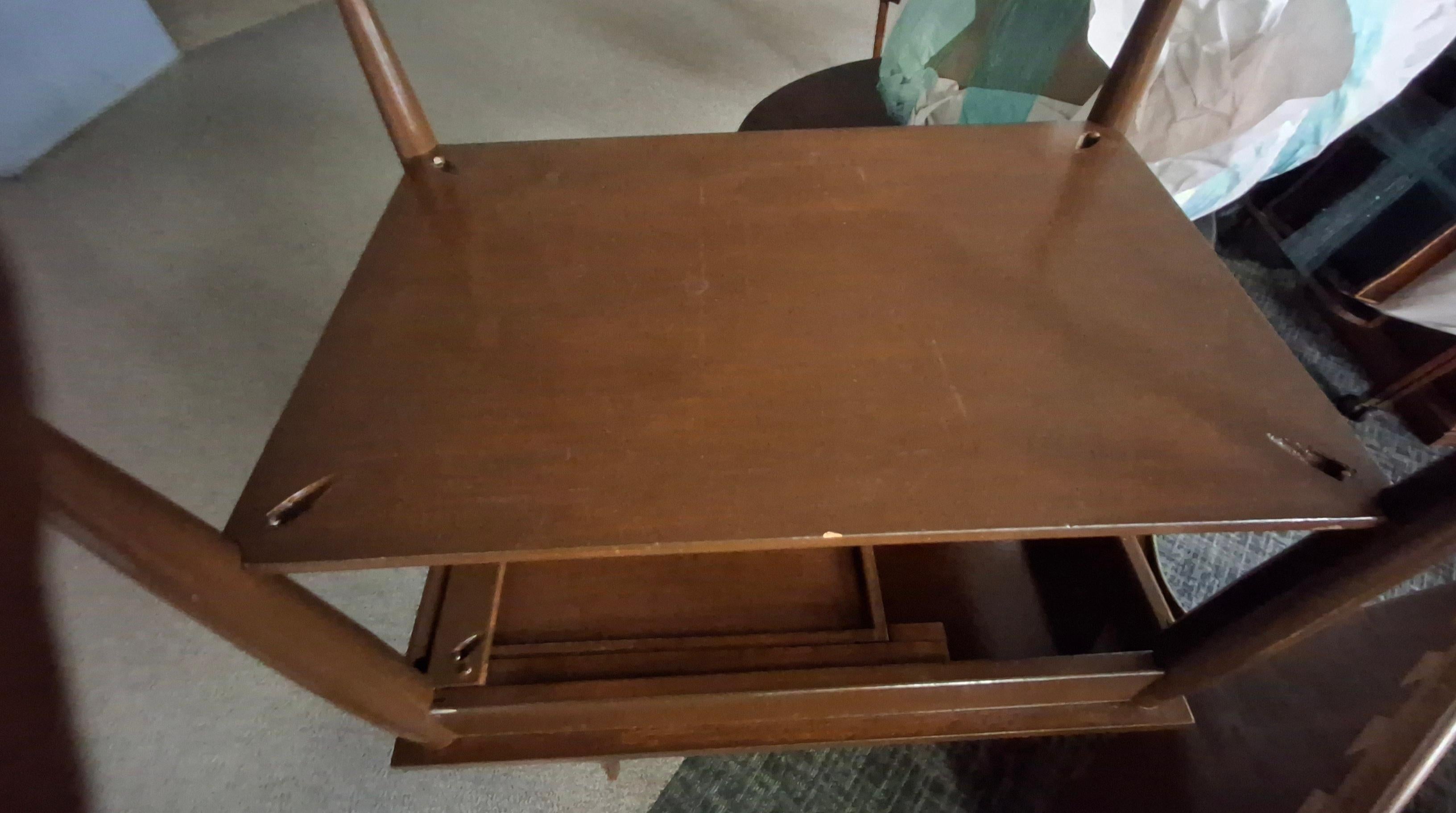 Tavolino Mersman Furniture del 1950 in noce verniciato e gambe scanalate in ottone in vendita 4