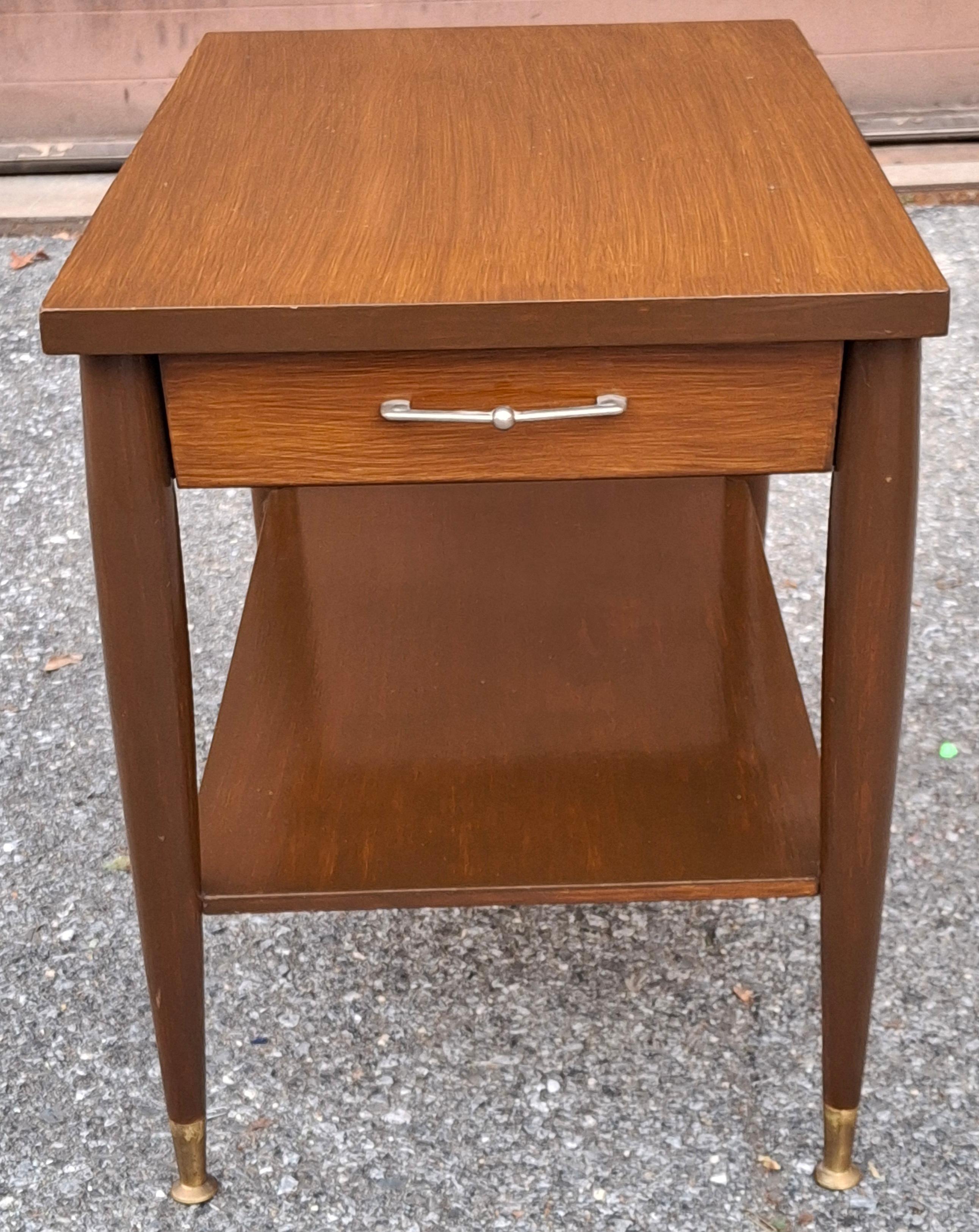 Tavolino a un cassetto del 1950 di Mersman Furniture in noce verniciato e gambe scanalate in ottone.
Misure: 17,5