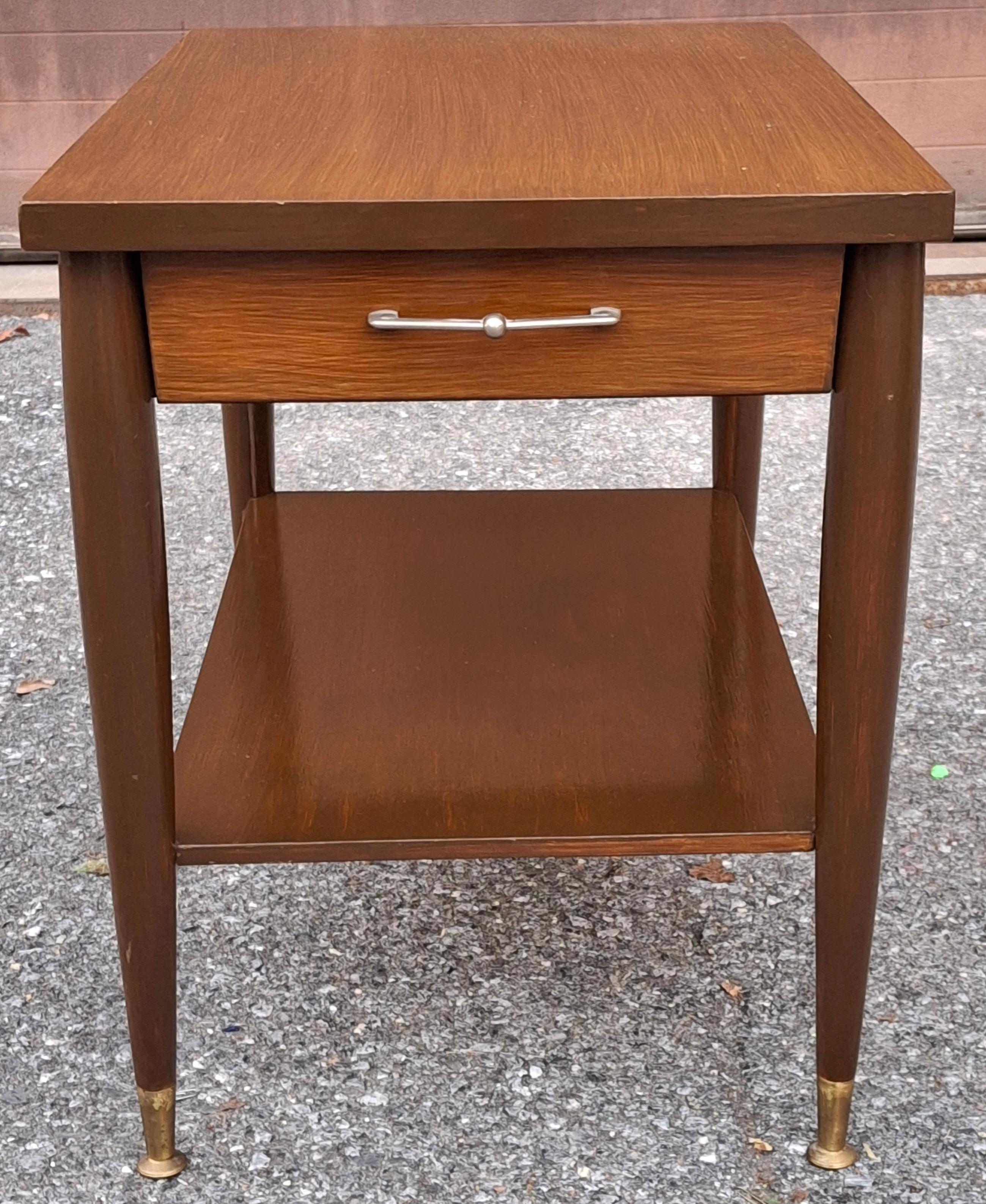 Mid-Century moderno Tavolino Mersman Furniture del 1950 in noce verniciato e gambe scanalate in ottone in vendita